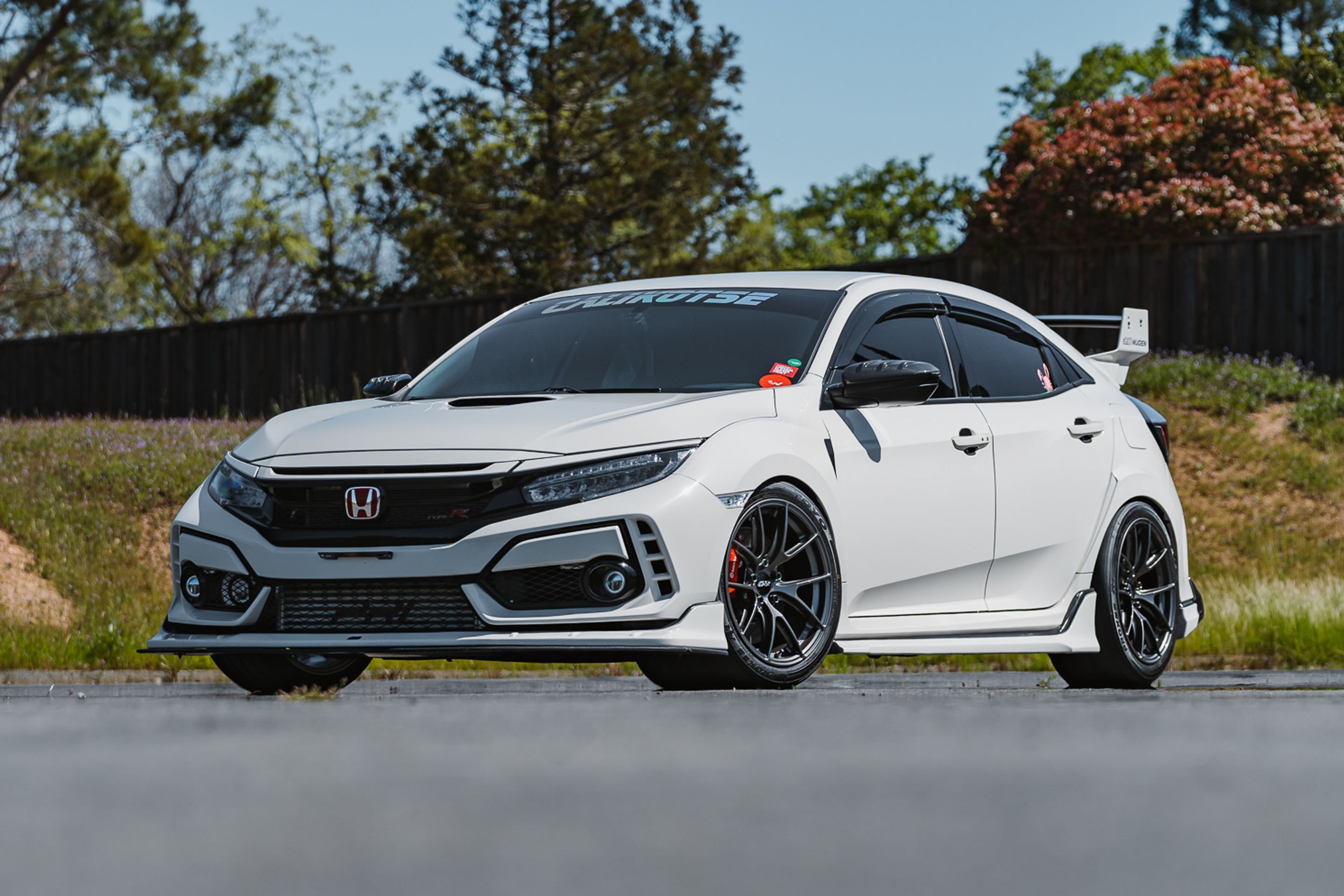 White Honda FK8 Civic Type-R with 18" VS-5RS Apex wheels in Anthracite