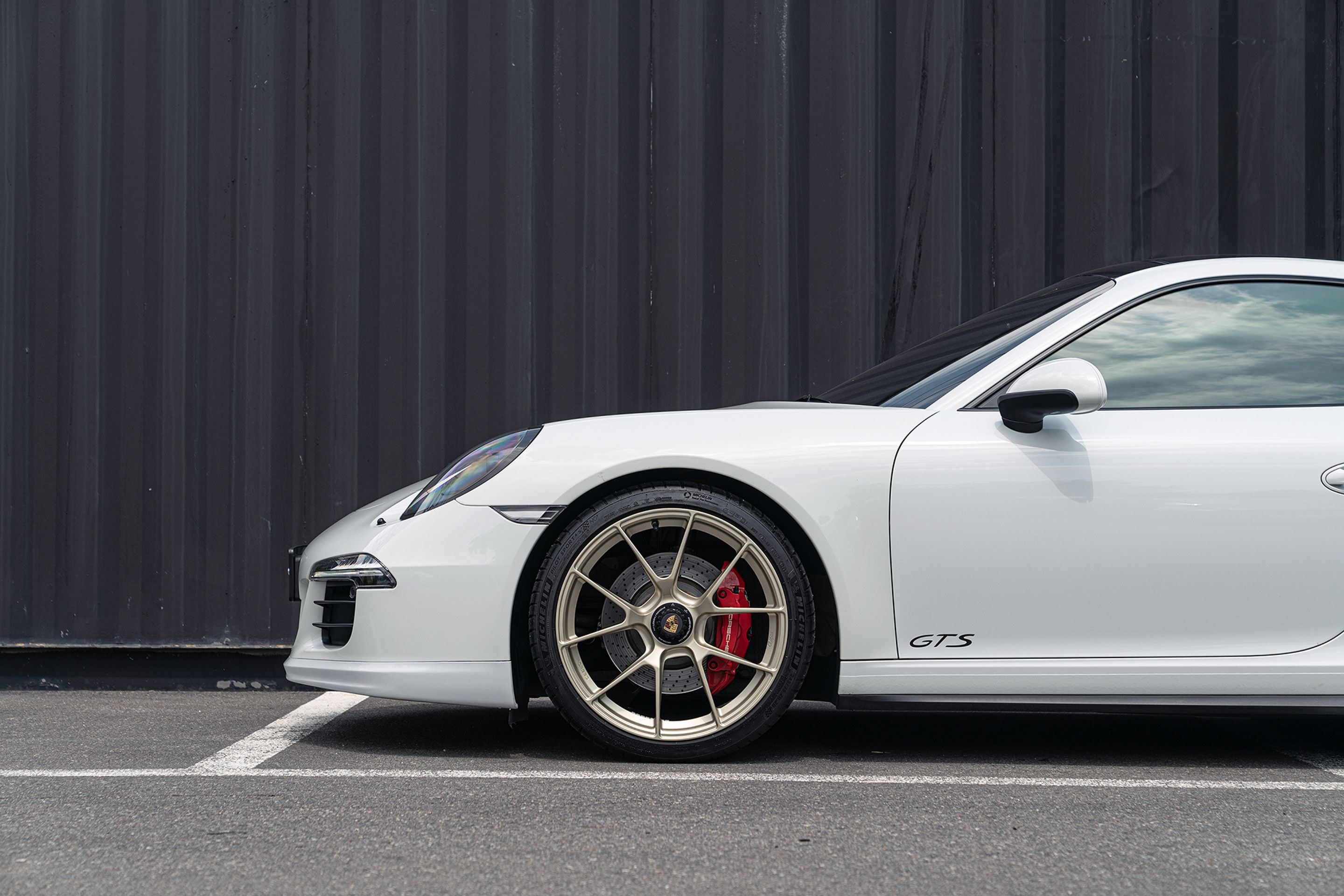 White Porsche 911 991.1 Carrera GTS with 20" VS-5RS Apex wheels in Motorsport Gold
