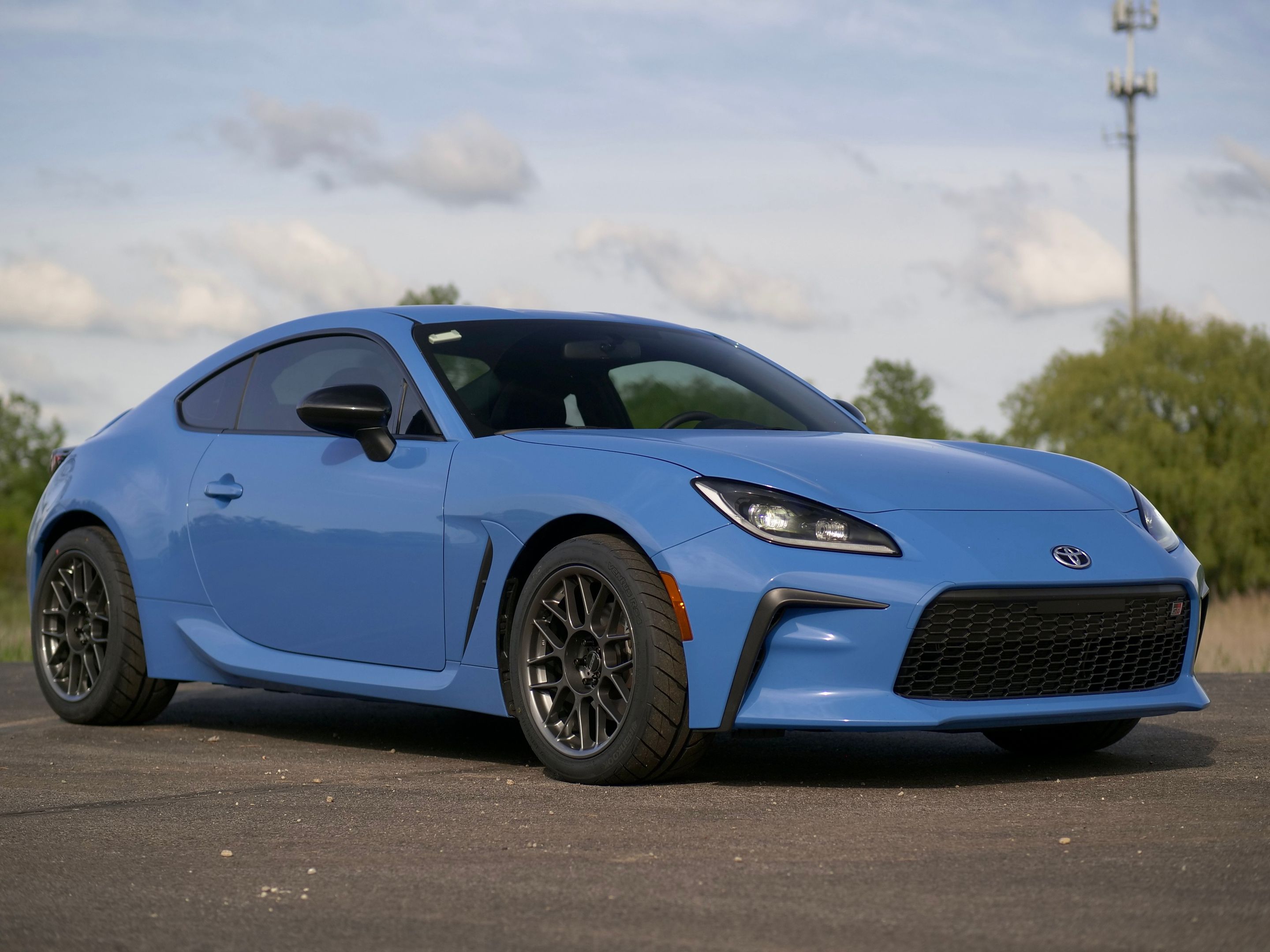 Blue Toyota GR86 with 17" ARC-8 Apex wheels in Anthracite