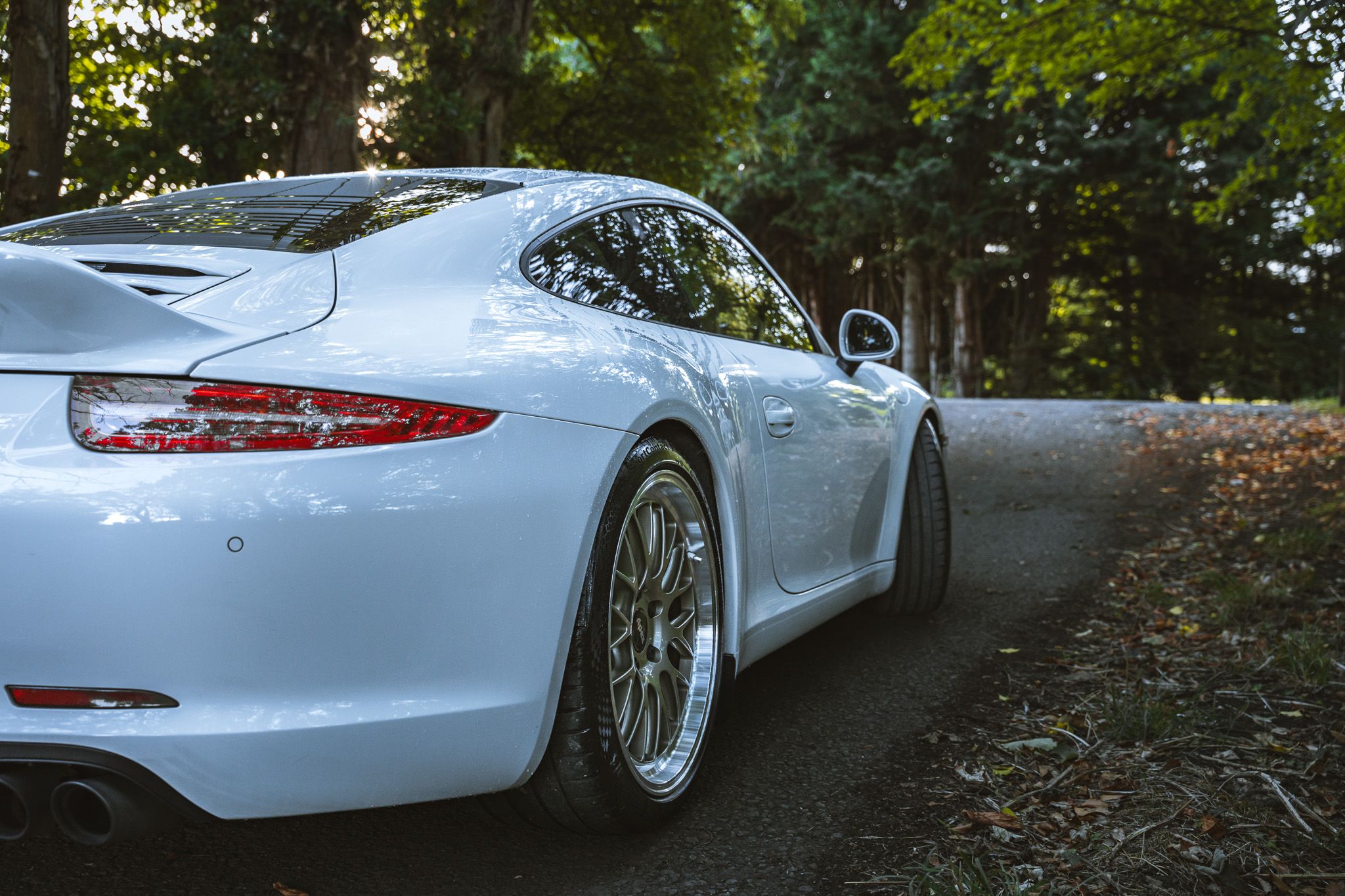 White Porsche 911 991.1 Carrera S with 20" ML-10RT Apex wheels in Machined Lip Gloss Motorsport Gold