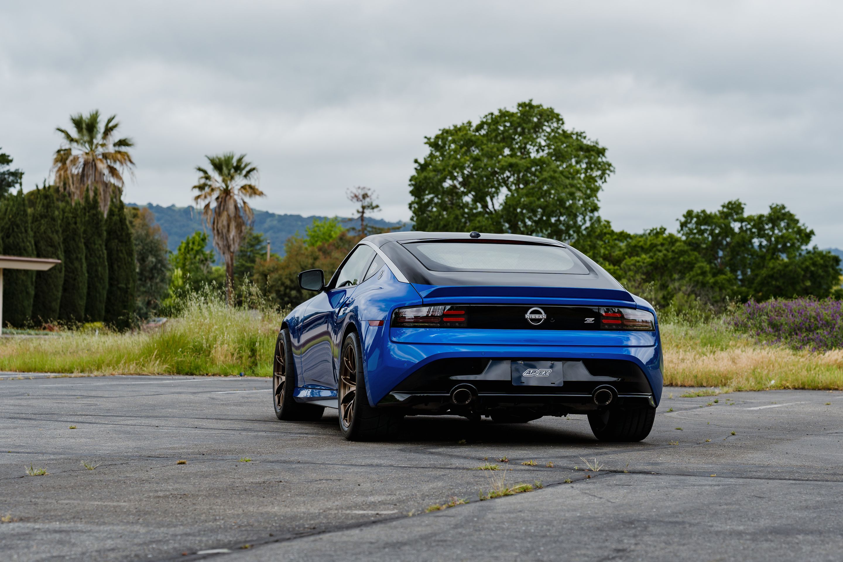 Blue Nissan Z with 18" VS-5RS Apex wheels in Satin Bronze
