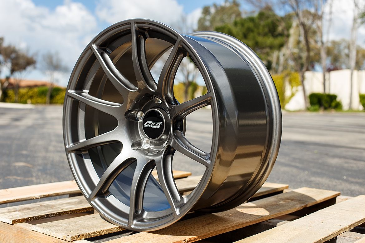 White Porsche 911 997 Carrera S with 18" SM-10 Apex wheels in Anthracite