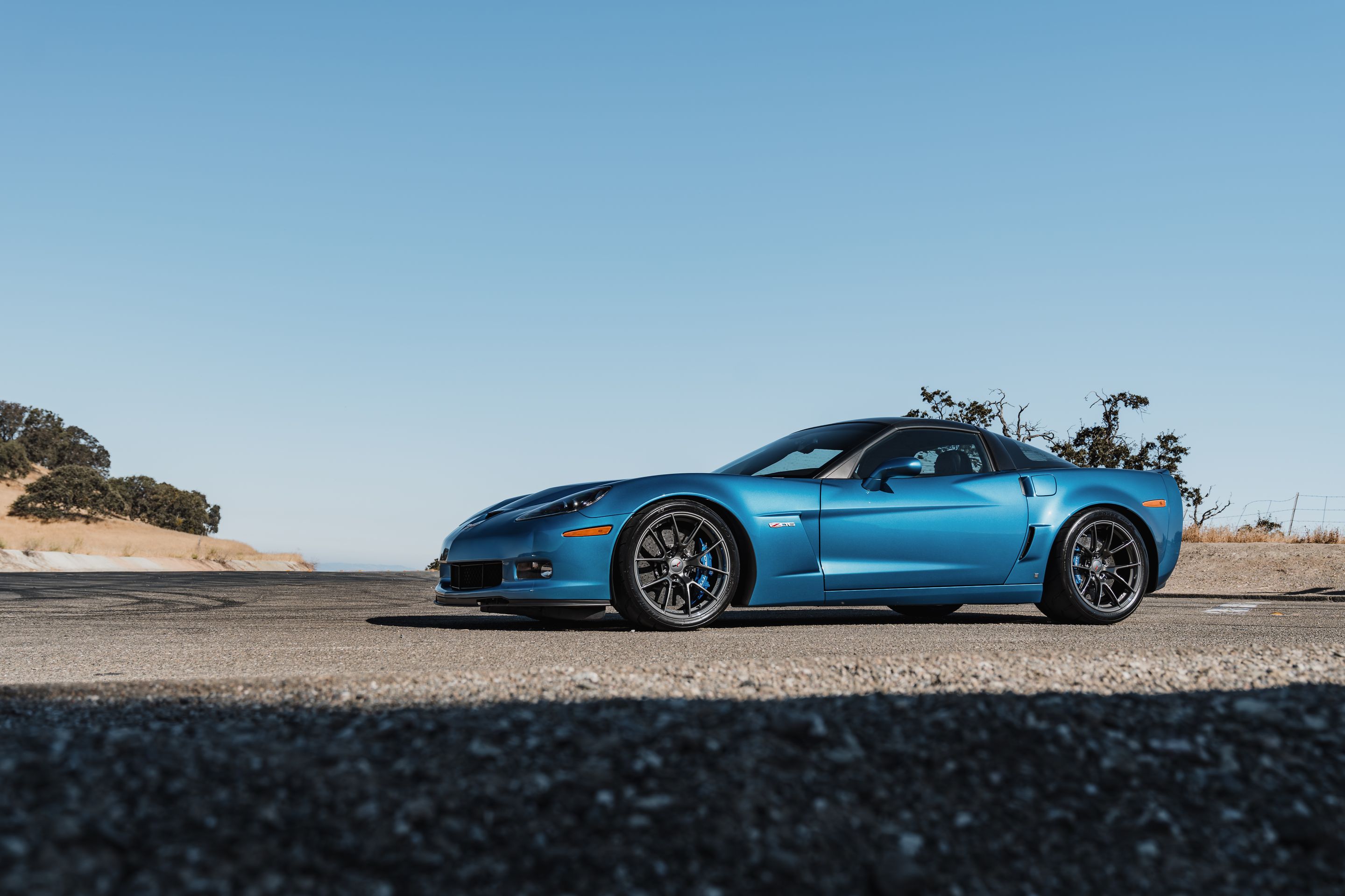 Blue Chevrolet C6 Corvette Z06 with 19" VS-5RS Apex wheels in Anthracite