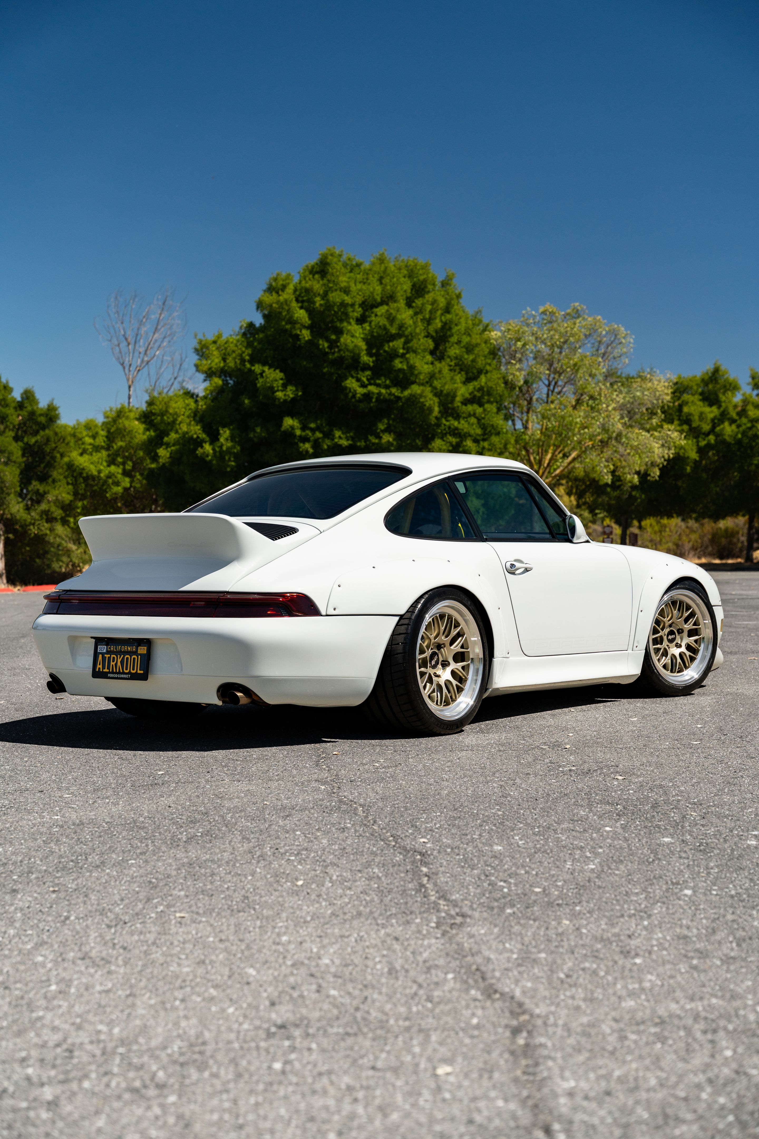 White Porsche 911 993 Carrera with 18" ML-10RT Apex wheels in Machined Lip Gloss Motorsport Gold