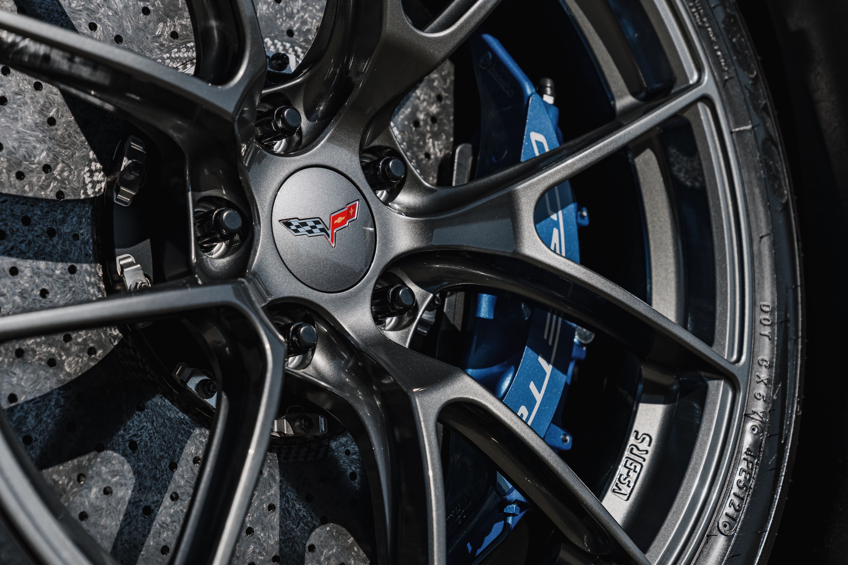 Blue Chevrolet C6 Corvette Z06 with 19" VS-5RS Apex wheels in Anthracite