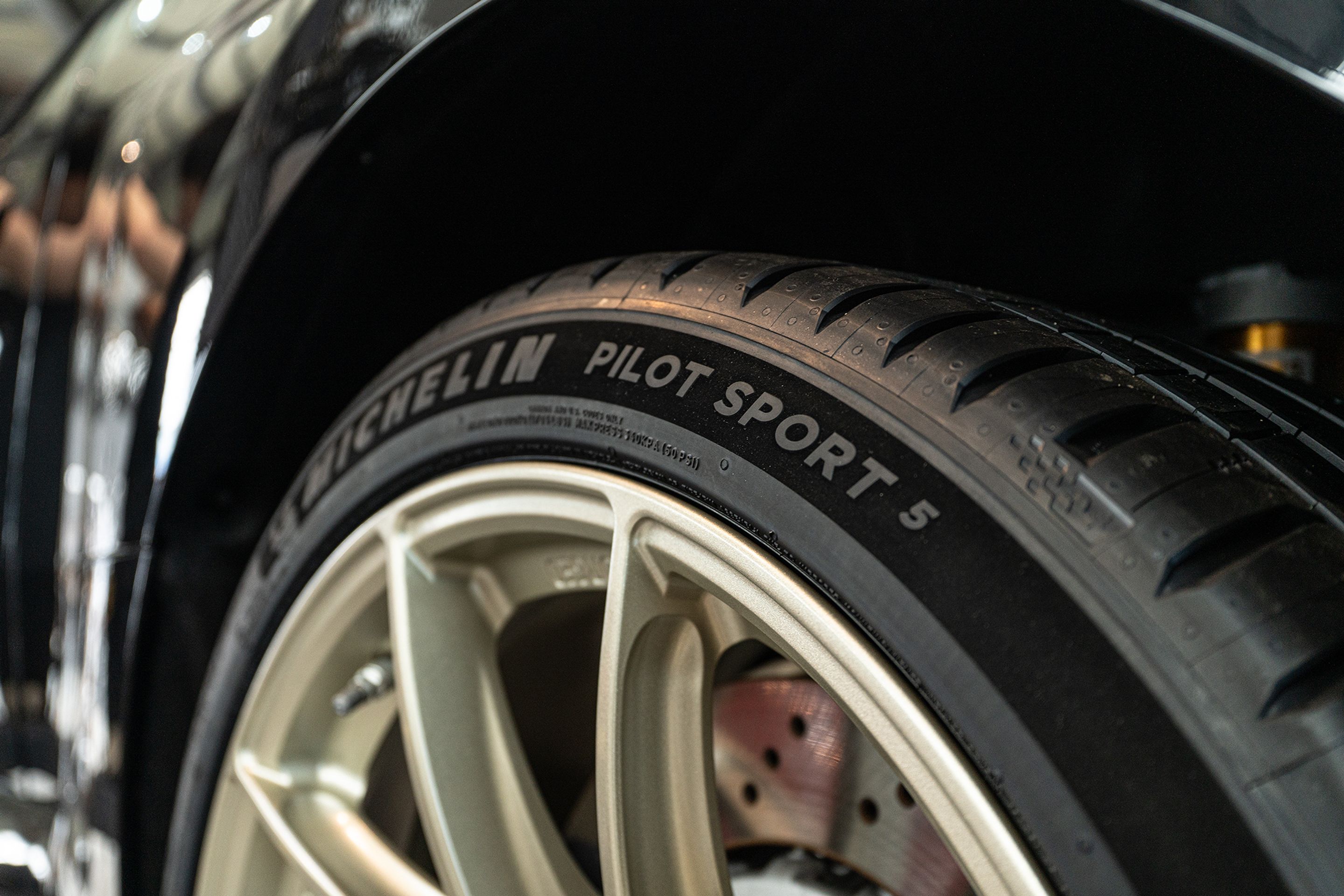 Black BMW G87 M2 with 19" VS-5RS Apex wheels in Motorsport Gold