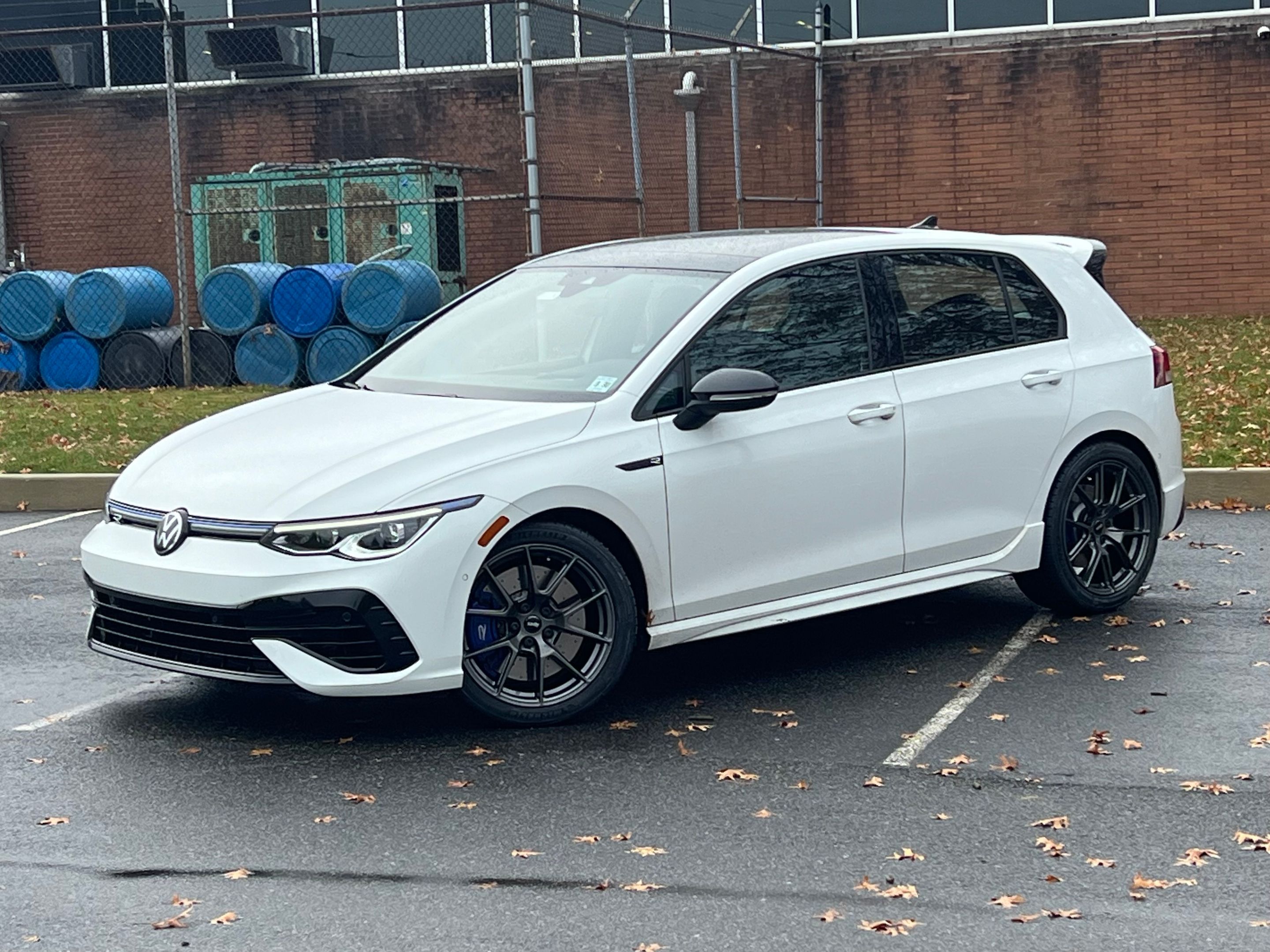White VW MK8 Golf R with 18" VS-5 Apex wheels in Anthracite