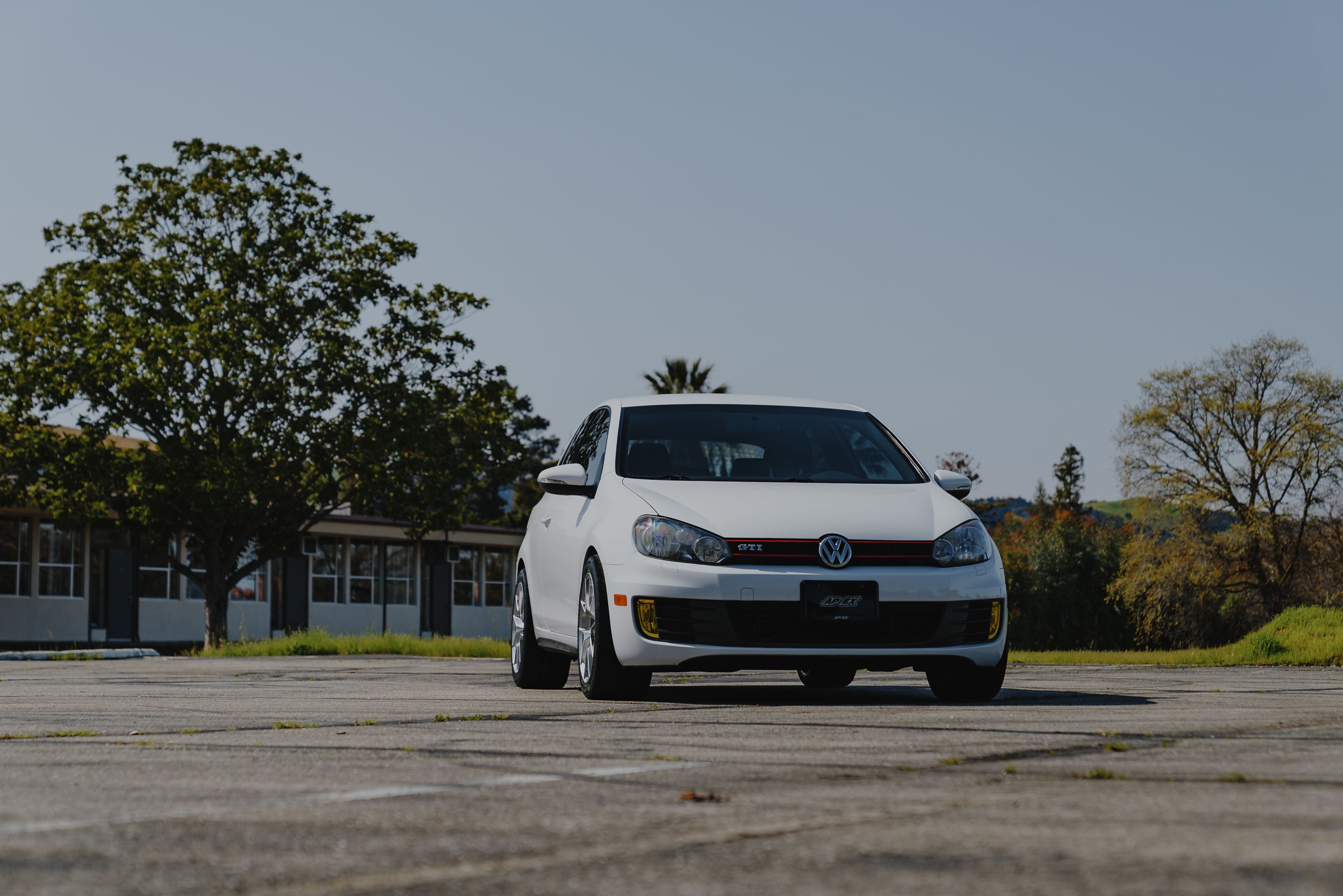 White VW MK6 GTI with 17" VS-5RS Apex wheels in Brushed Clear