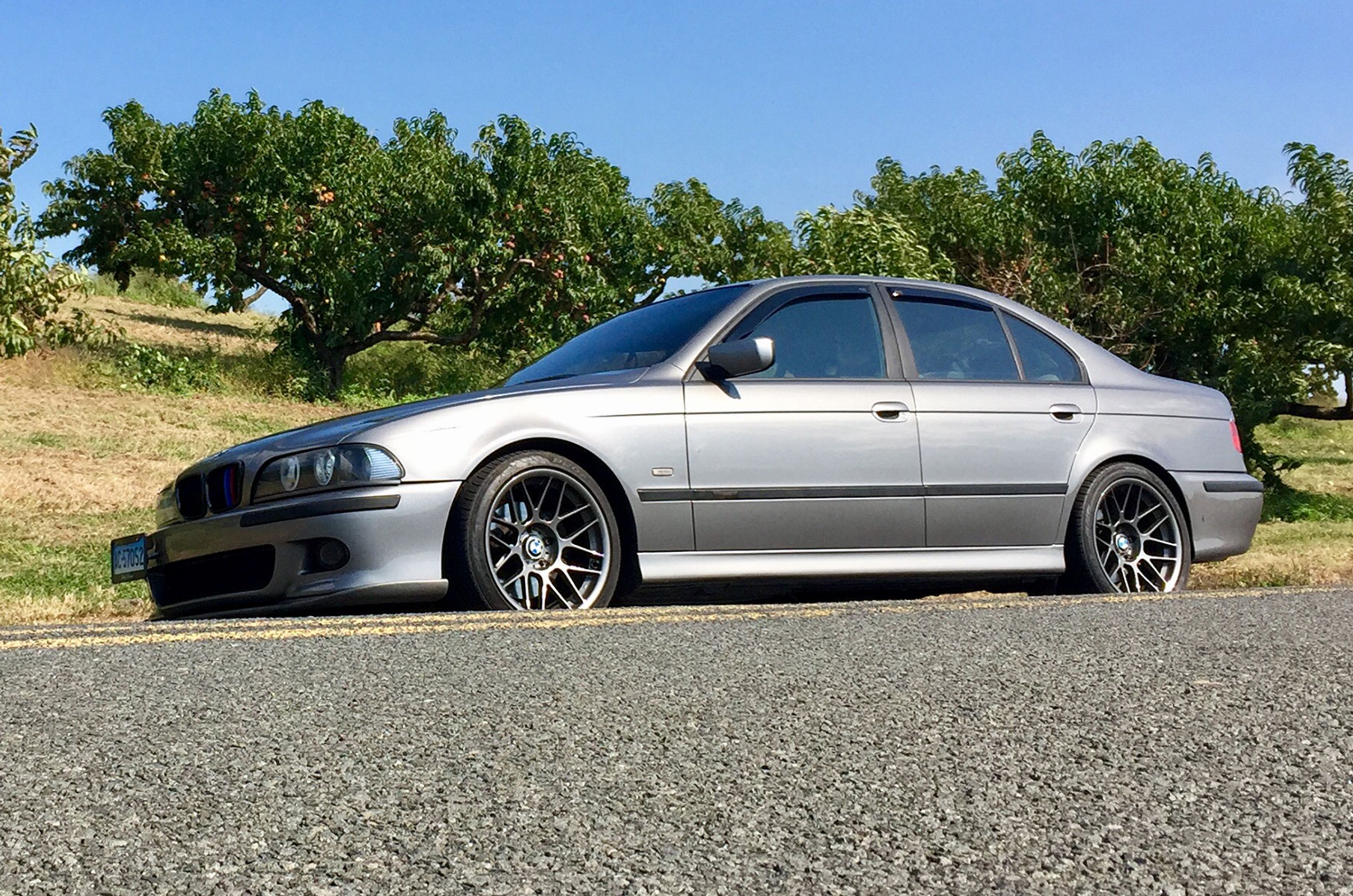 Silver BMW E39 5 Series with 18" ARC-8 Apex wheels in Anthracite