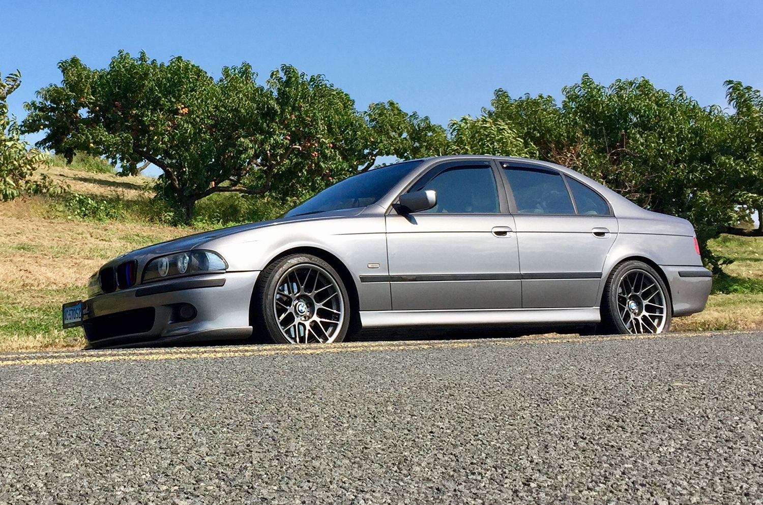 Silver BMW E39 5 Series with 18" ARC-8 Apex wheels in Anthracite
