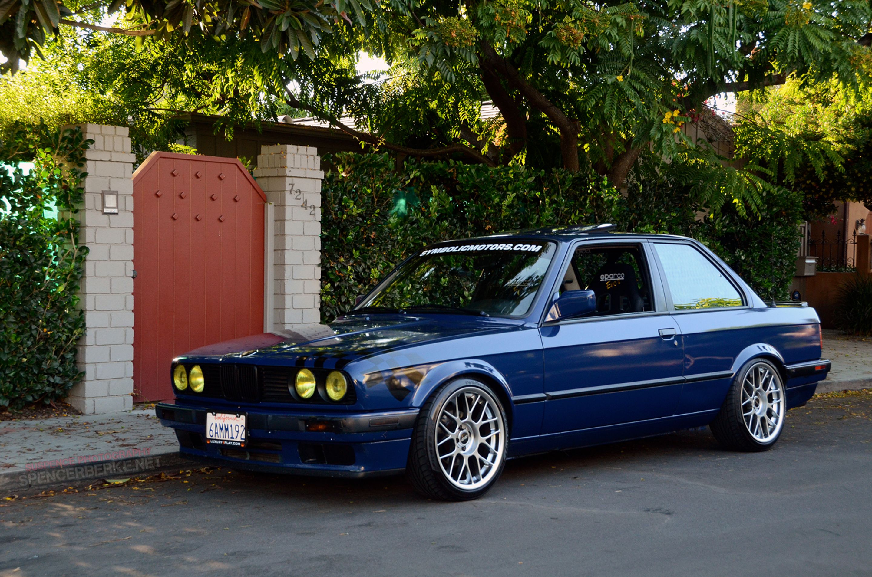 Blue BMW E30 3 Series with 17" ARC-8 Apex wheels in Hyper Silver