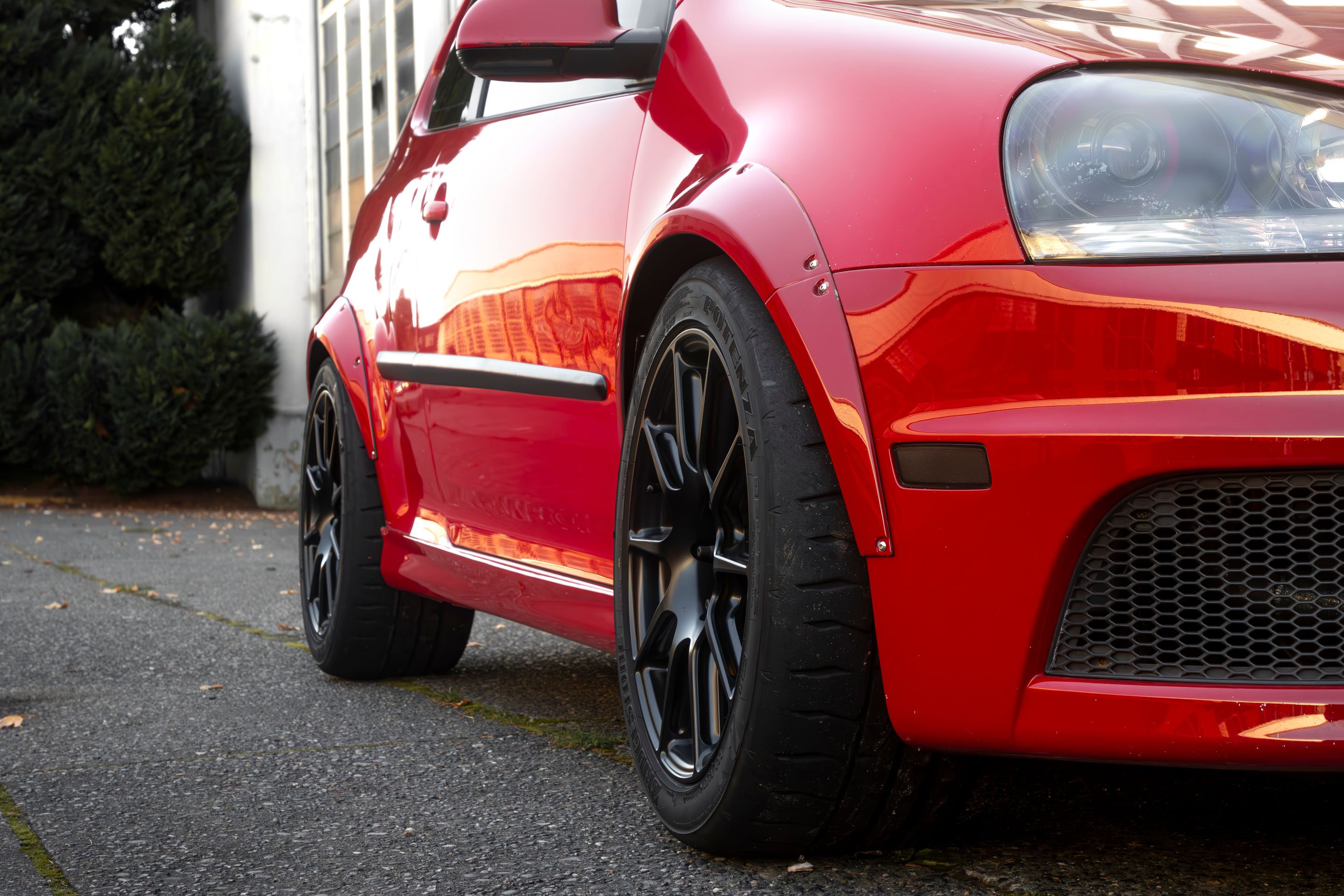 Red VW MK5 Golf with 17" SM-10 Apex wheels in Satin Black