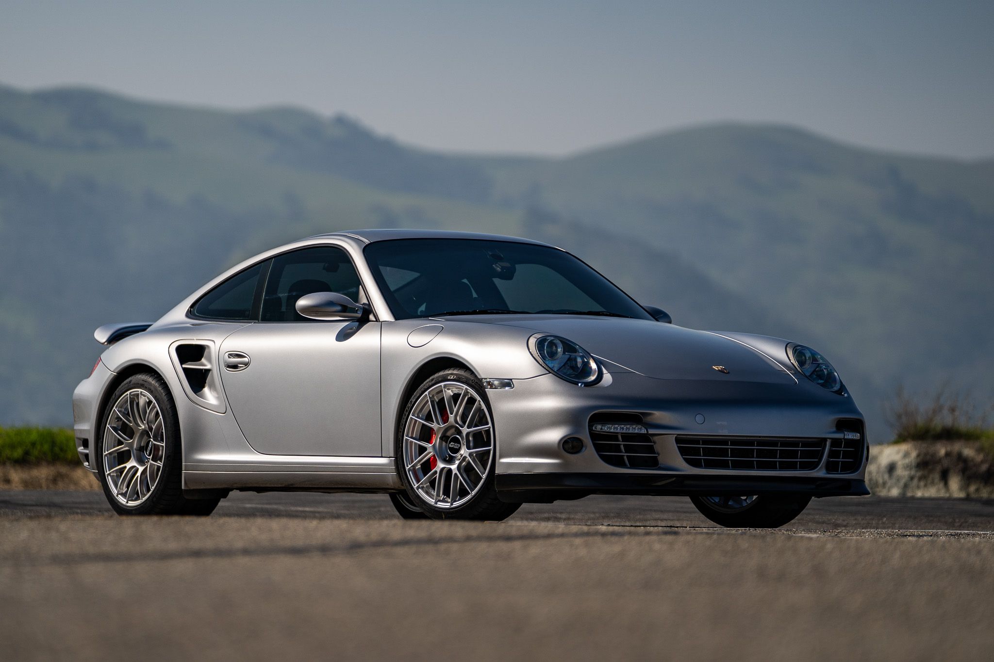 Silver Porsche 911 997 Turbo with 19" EC-7RS Apex wheels in Race Silver