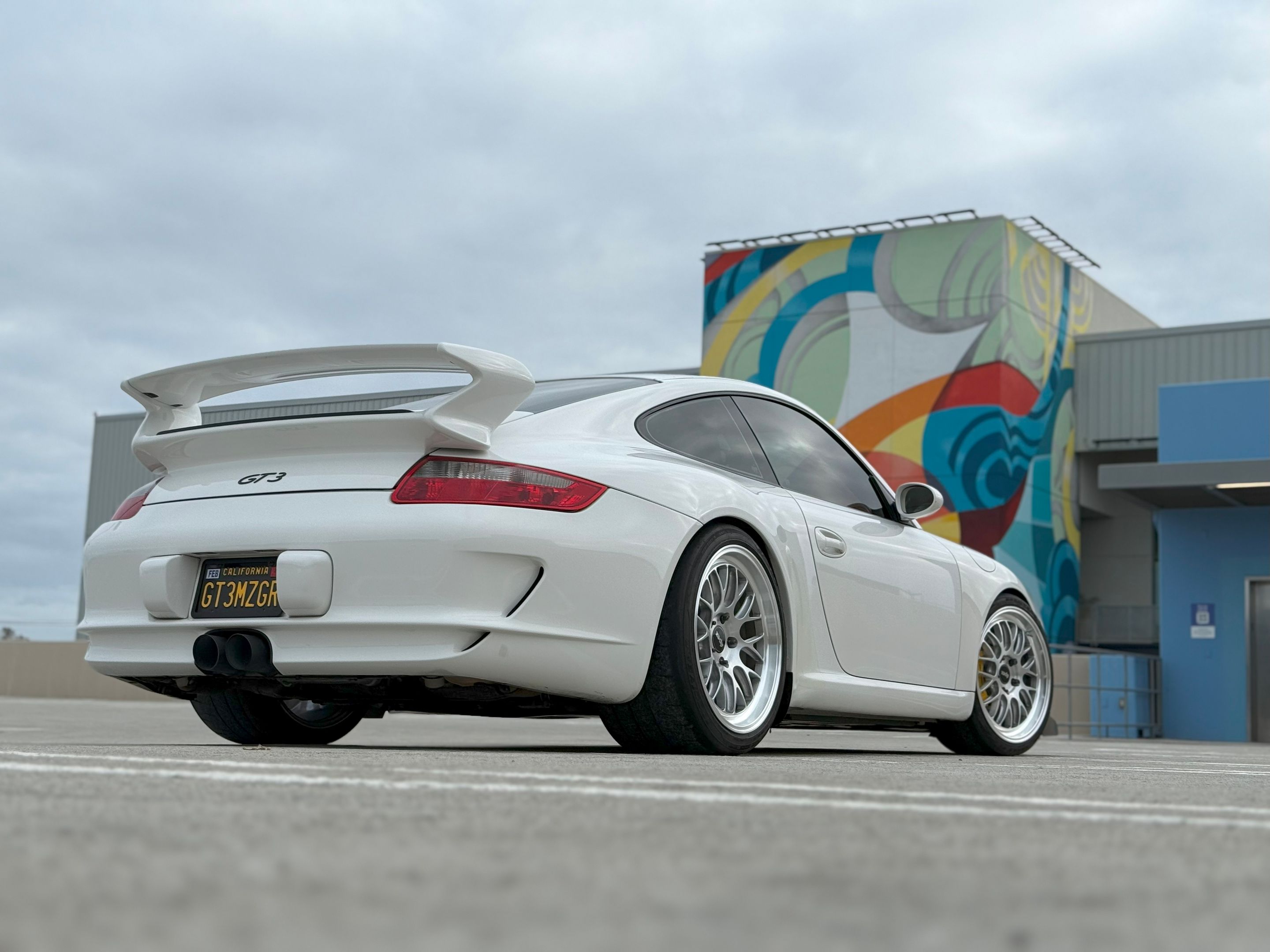 White Porsche 911 997 GT3 with 19" ML-10RT Apex wheels in Machined Lip Brushed Clear