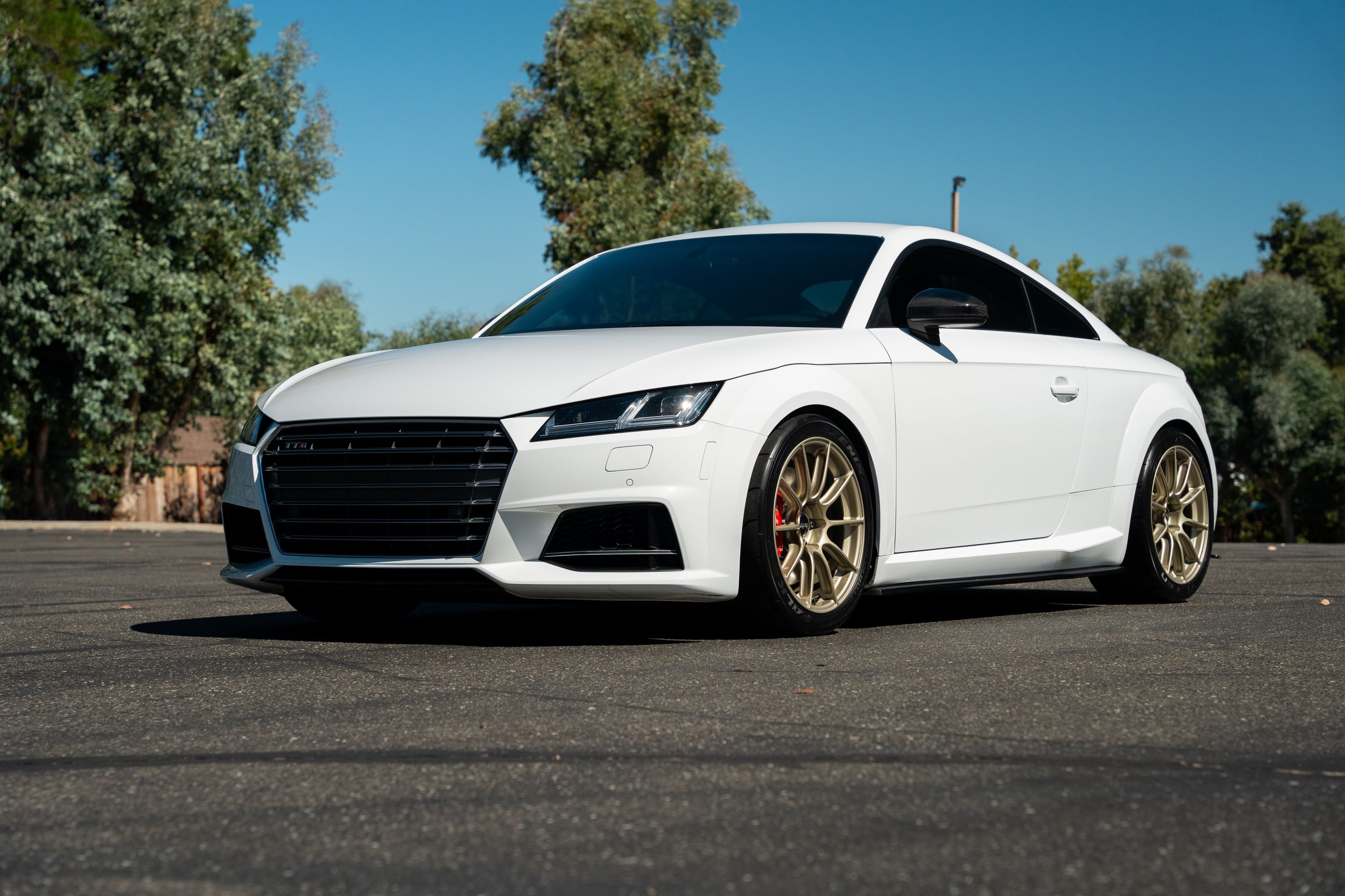 White Audi 8S TTS with 18" SM-10RS Apex wheels in Motorsport Gold