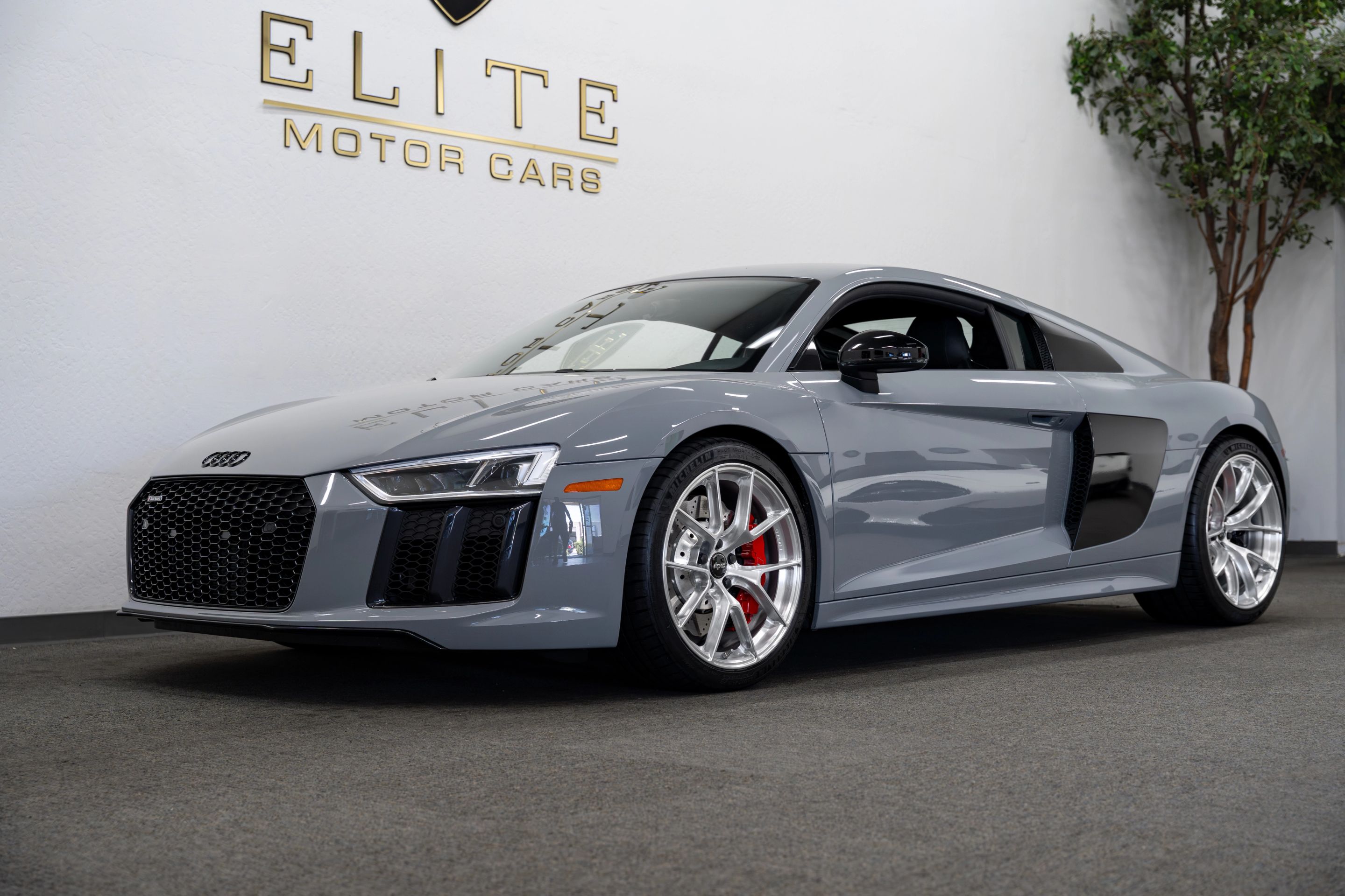 Grey Audi Gen 2 R8 with 19"/20" VS-5RS Apex wheels in Brushed Clear