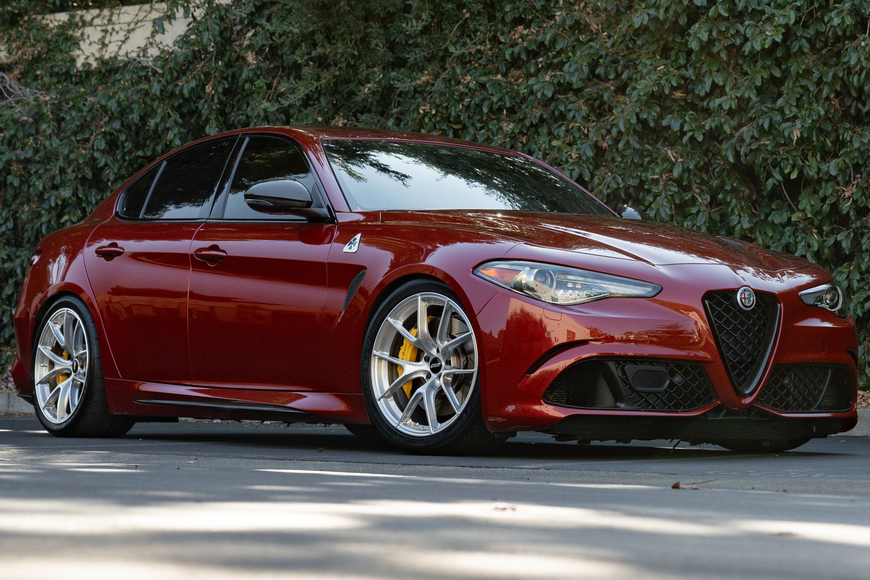 Red Alfa Romeo Giulia Quadrifoglio with 19" VS-5RS Apex wheels in Brushed Clear