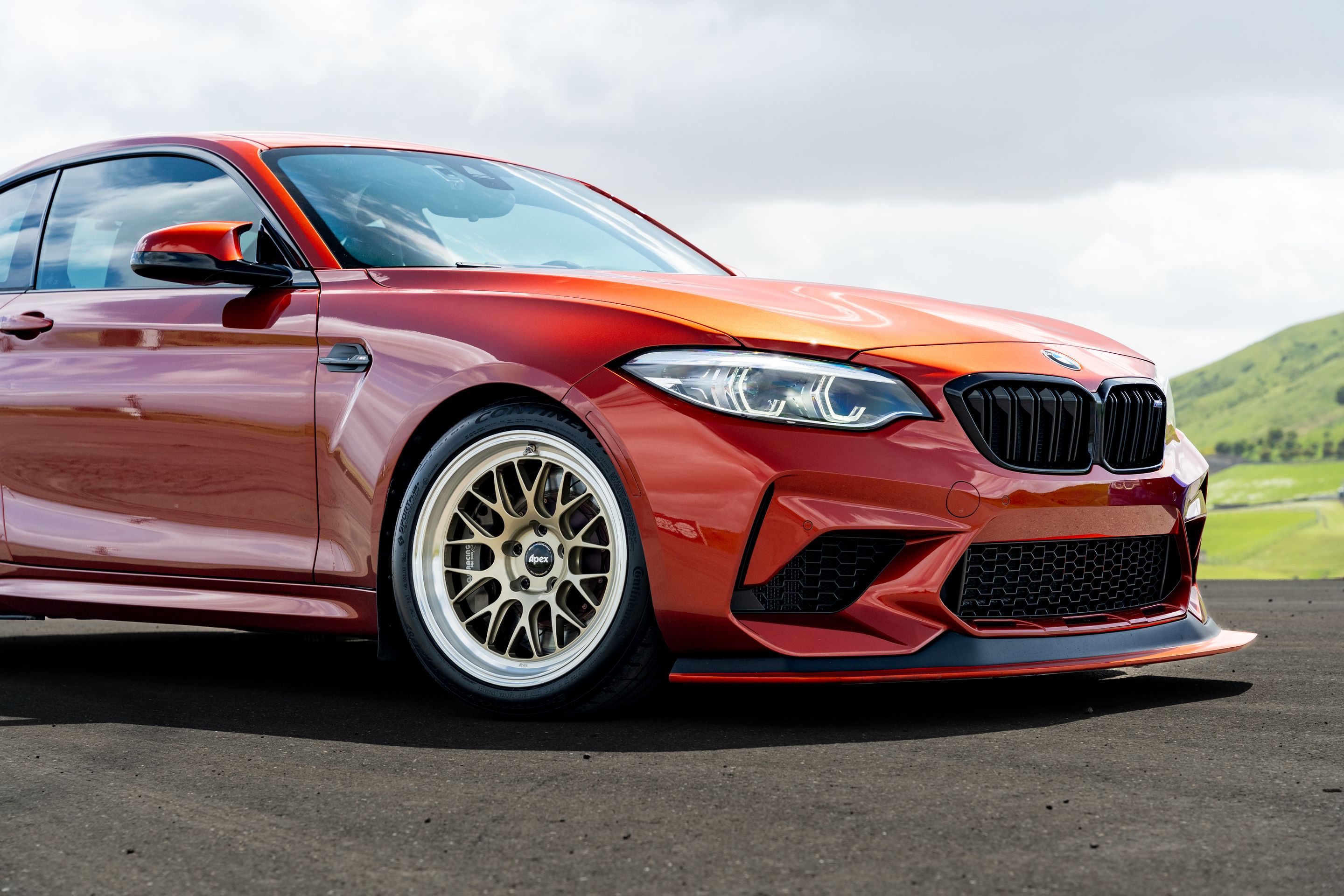 Orange BMW F87 M2 with 18" ML-10RT Apex wheels in Machined Lip Gloss Motorsport Gold