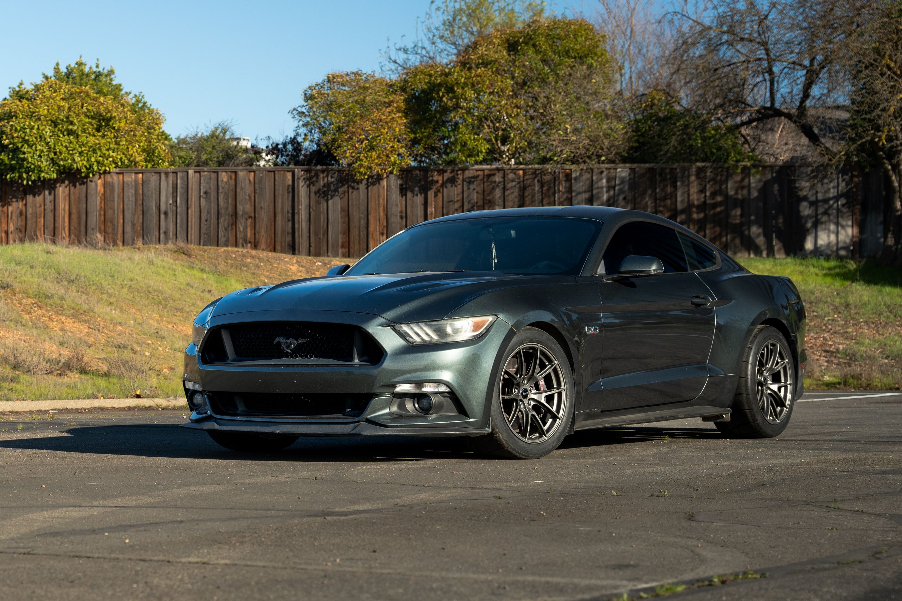 Green Ford S550 Mustang GT with 18" VS-5 Apex wheels in Anthracite
