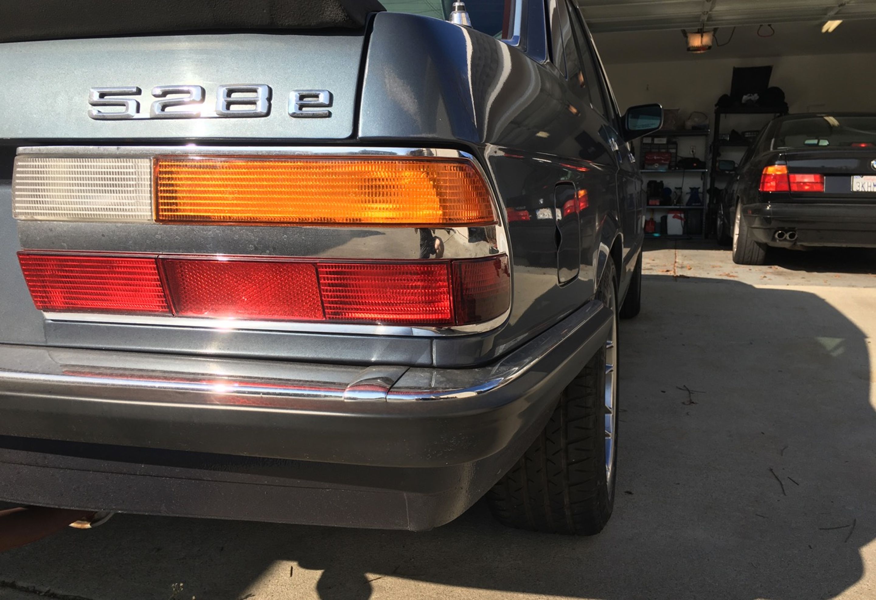 Grey BMW E39 5 Series with 17" ARC-8 Apex wheels in Hyper Silver