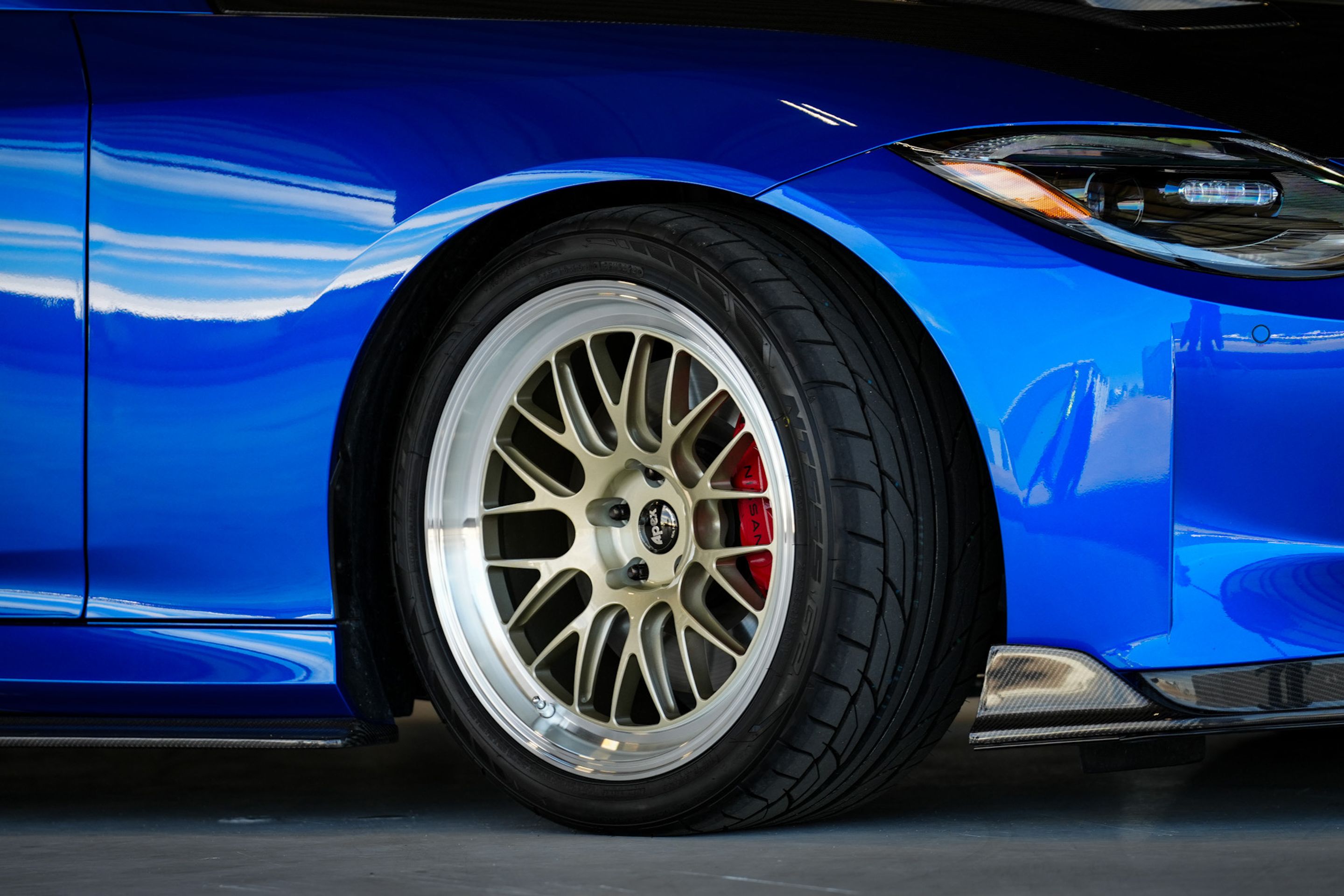 Blue Nissan Z with 19" ML-10RT Apex wheels in Machined Lip Gloss Motorsport Gold