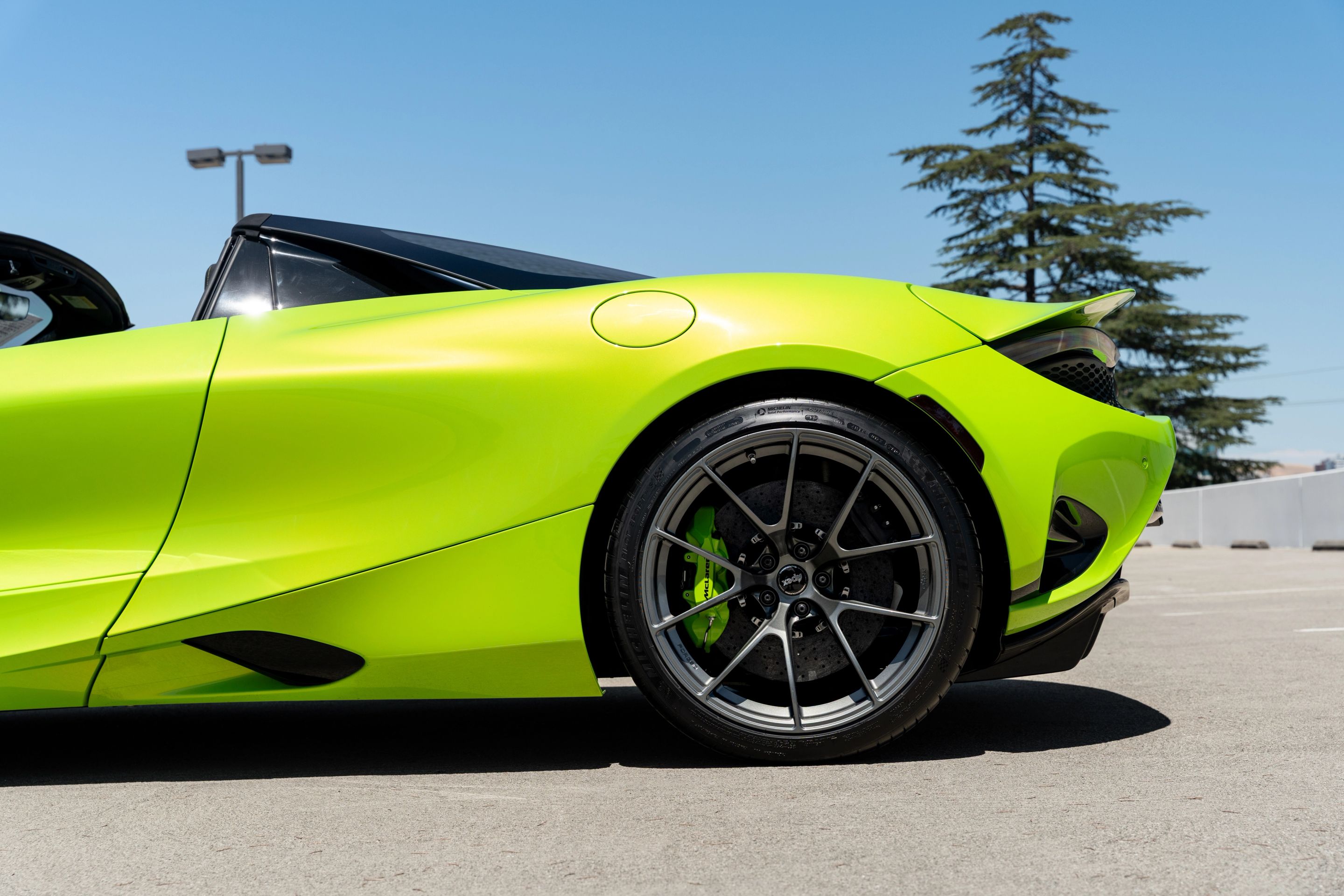 Green McLaren 750S with 19"/20" VS-5RS Apex wheels in Anthracite