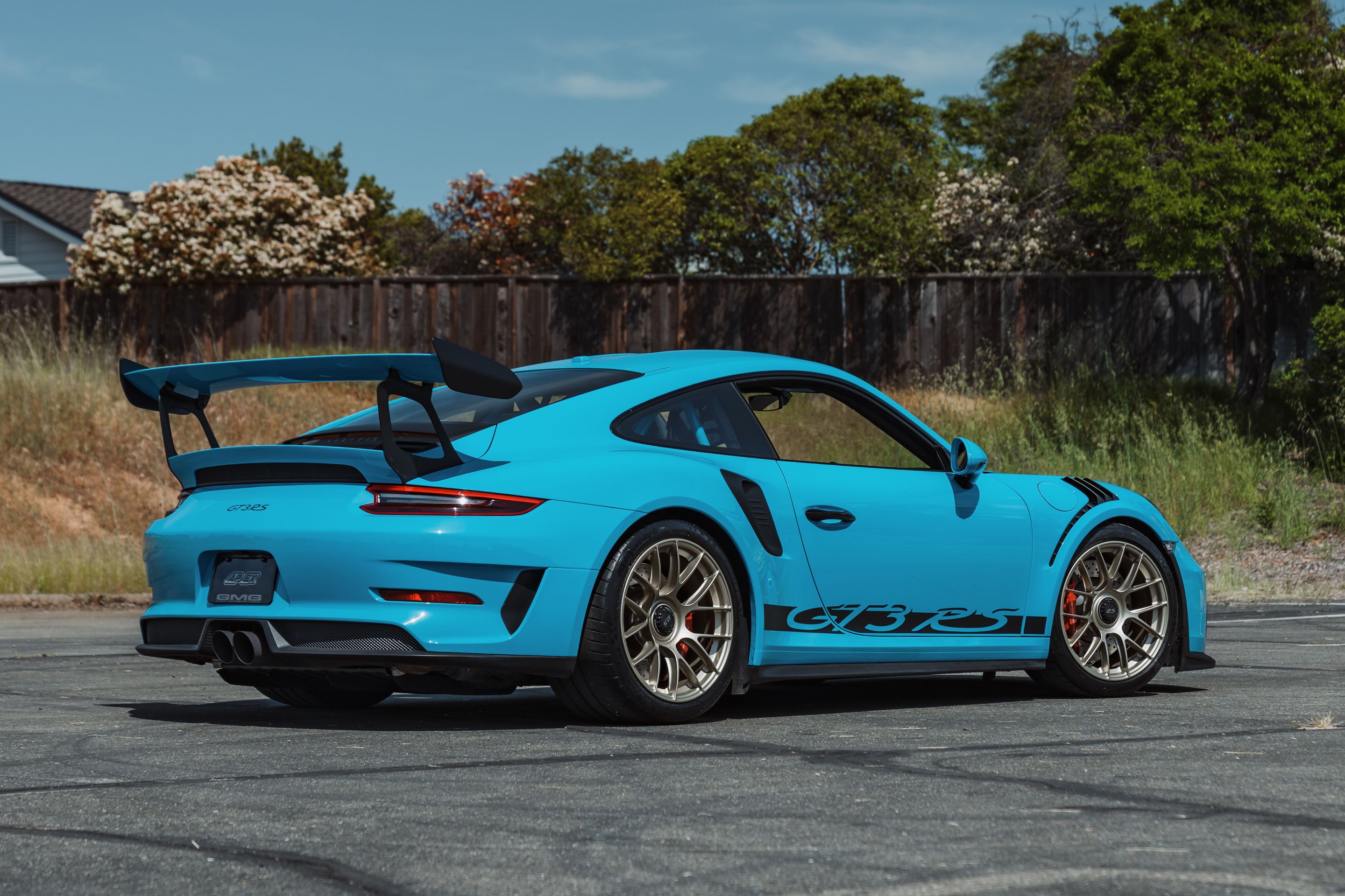 Blue Porsche 911 991.2 GT3 RS with 19" EC-7RS Apex wheels in Motorsport Gold