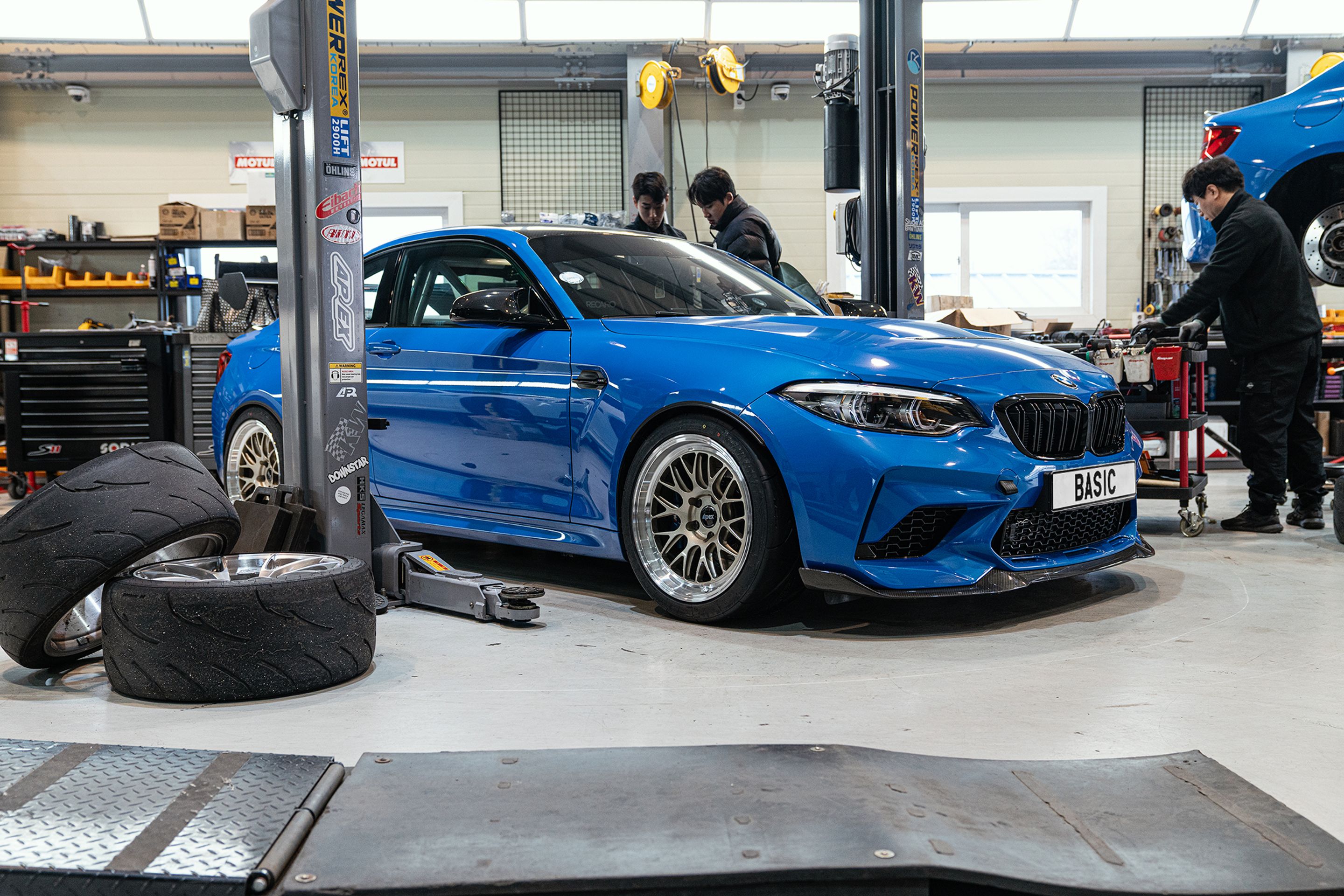 Blue BMW F87 M2 with 18" ML-10RT Apex wheels in Machined Lip Gloss Motorsport Gold