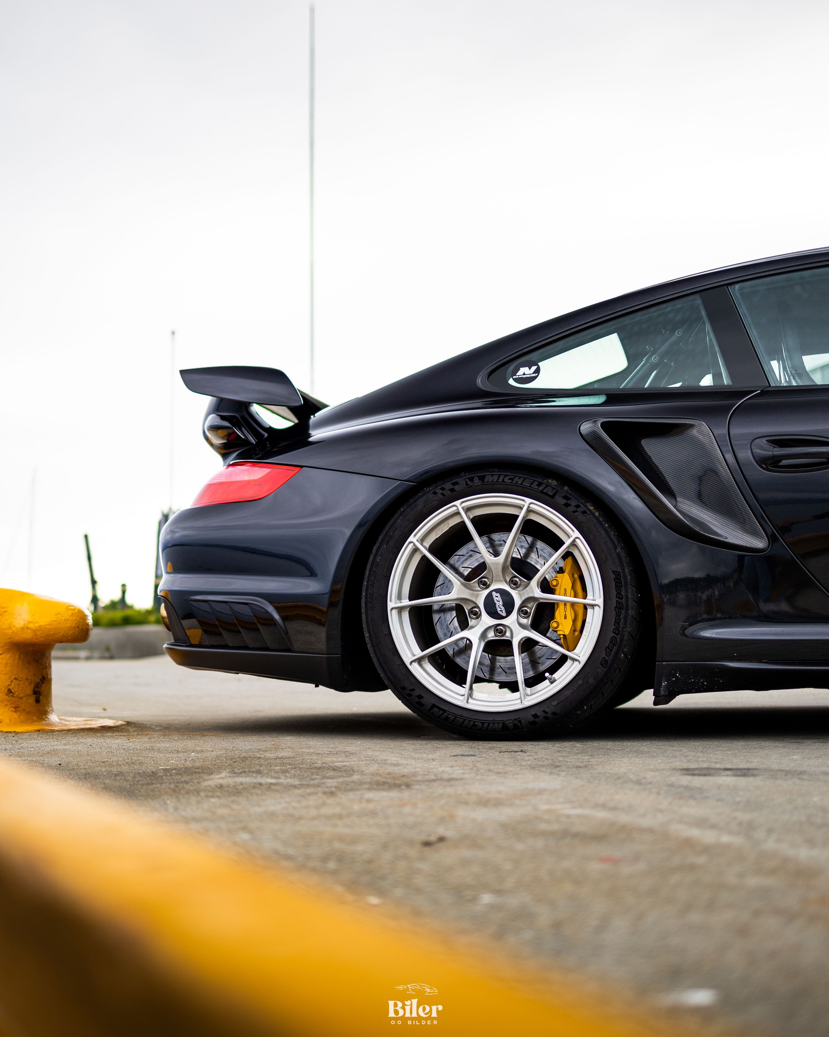 Black Porsche 911 997 GT2 with 19" VS-5RS Apex wheels in Brushed Clear