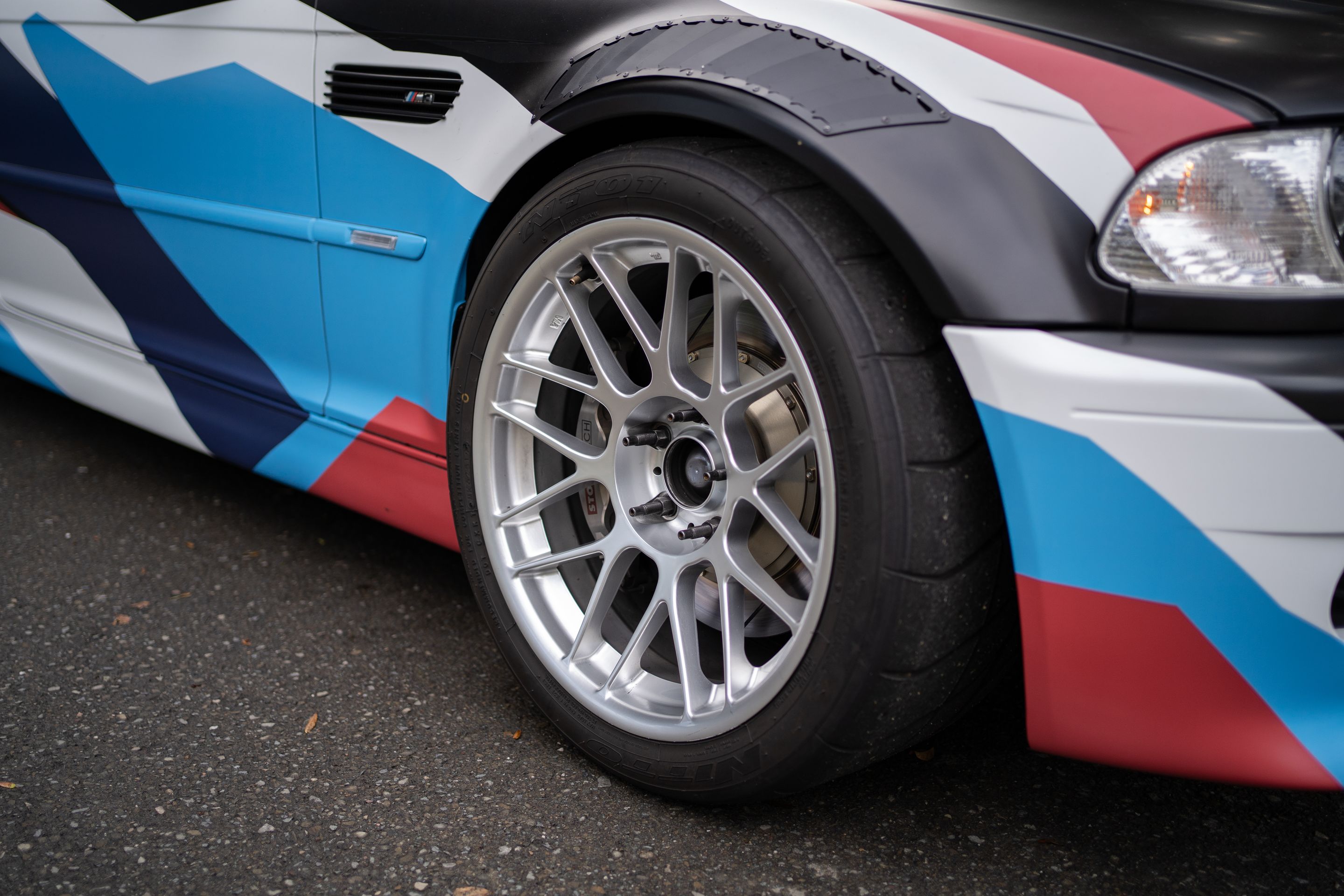 Race Livery BMW E46 M3 with 18" ARC-8 Apex wheels in Hyper Silver