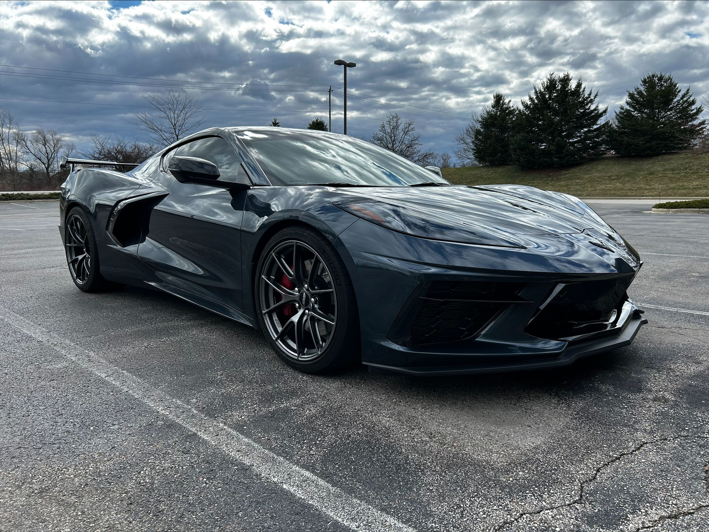 Black Chevrolet C8 Corvette Stingray/Z51 with 19"/20" VS-5RS Apex wheels in Anthracite