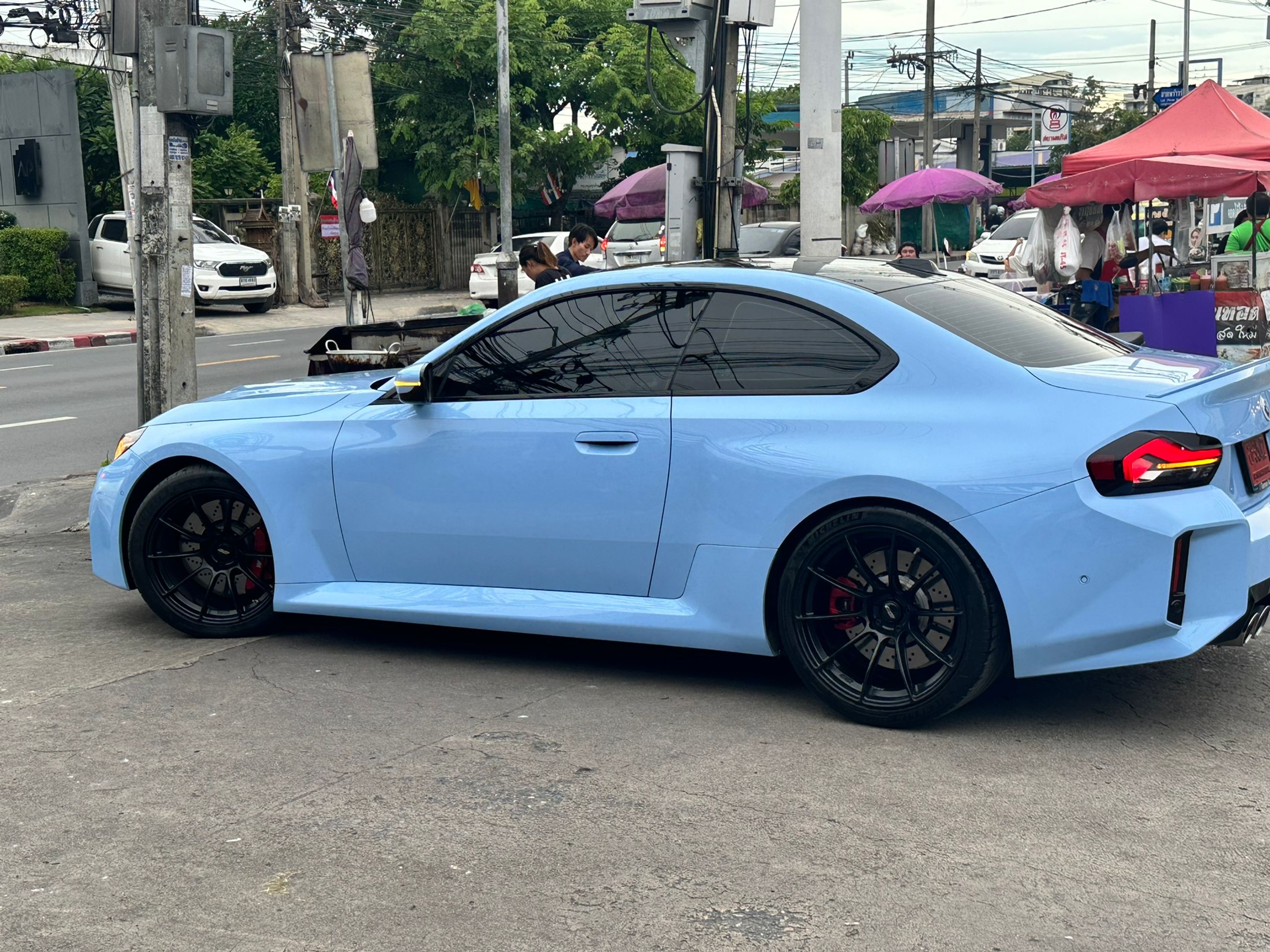 Blue BMW G87 M2 with 19"/20" SM-10RS Apex wheels in Satin Black