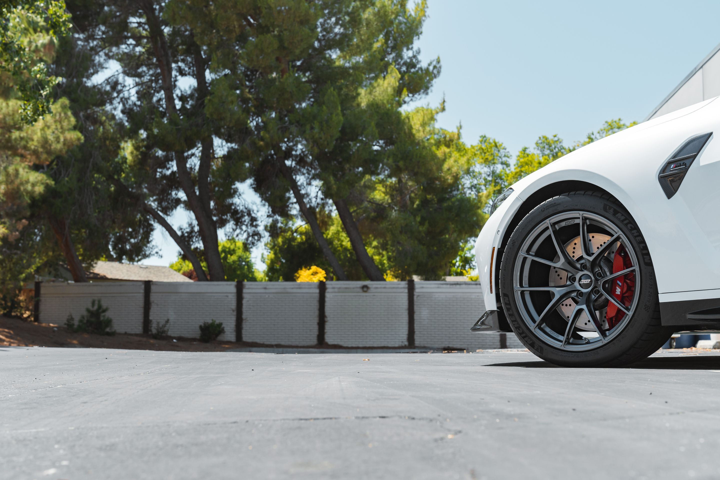 White BMW G82 Coupe M4 with 19"/20" VS-5RS Apex wheels in Anthracite