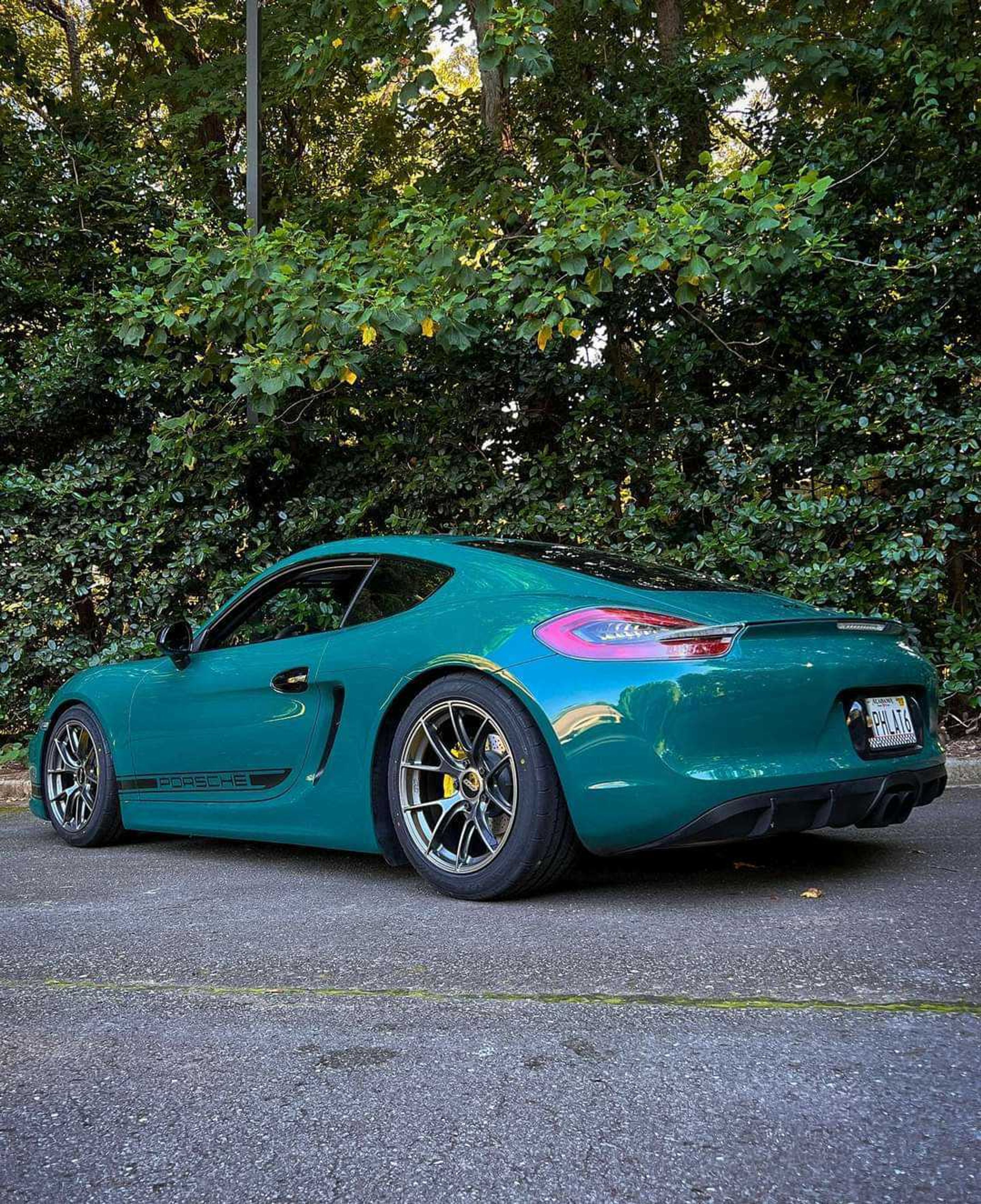 Green Porsche 981 Cayman GTS with 18" VS-5RS Apex wheels in Anthracite