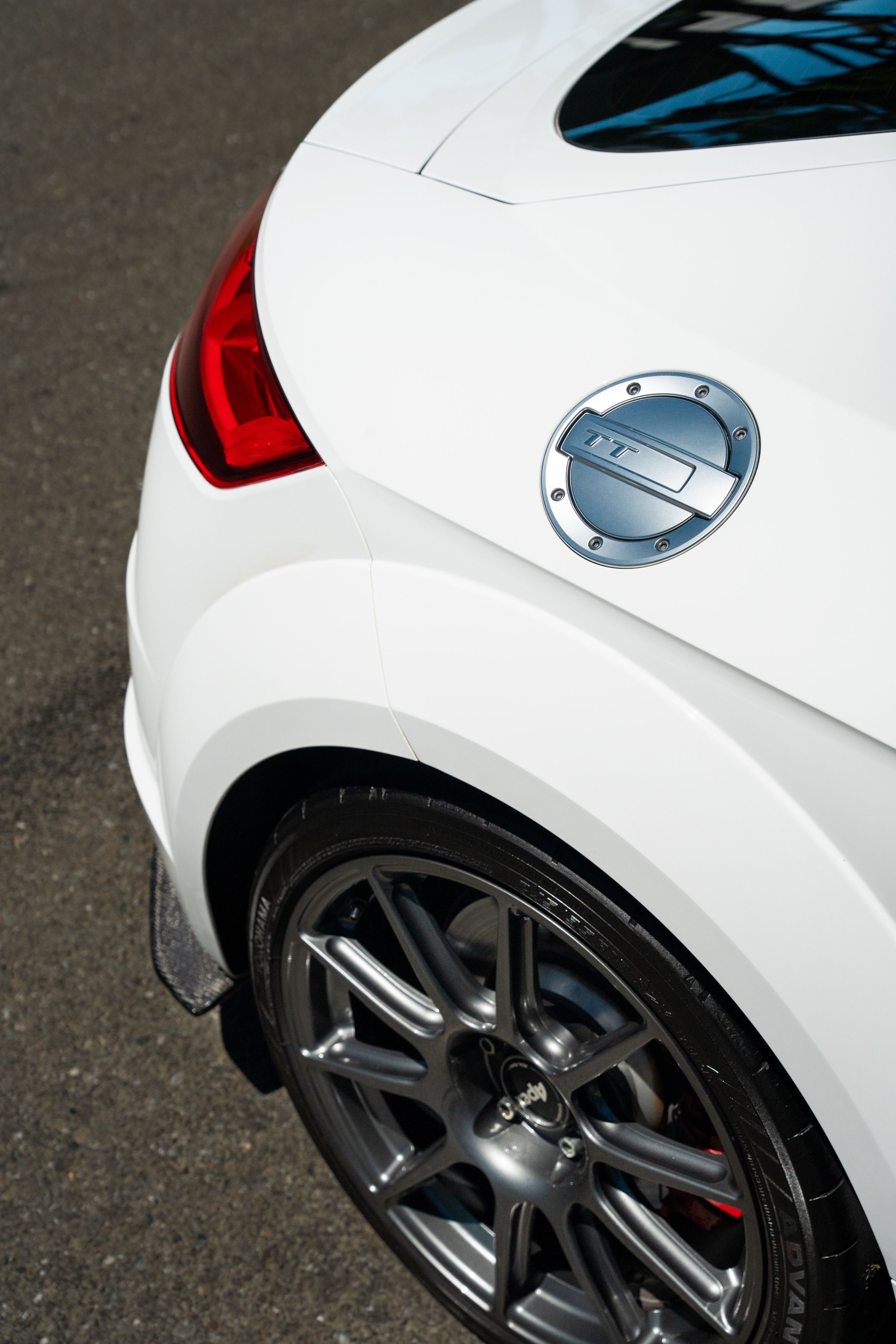 White Audi 8S TTS with 18" SM-10 Apex wheels in Anthracite