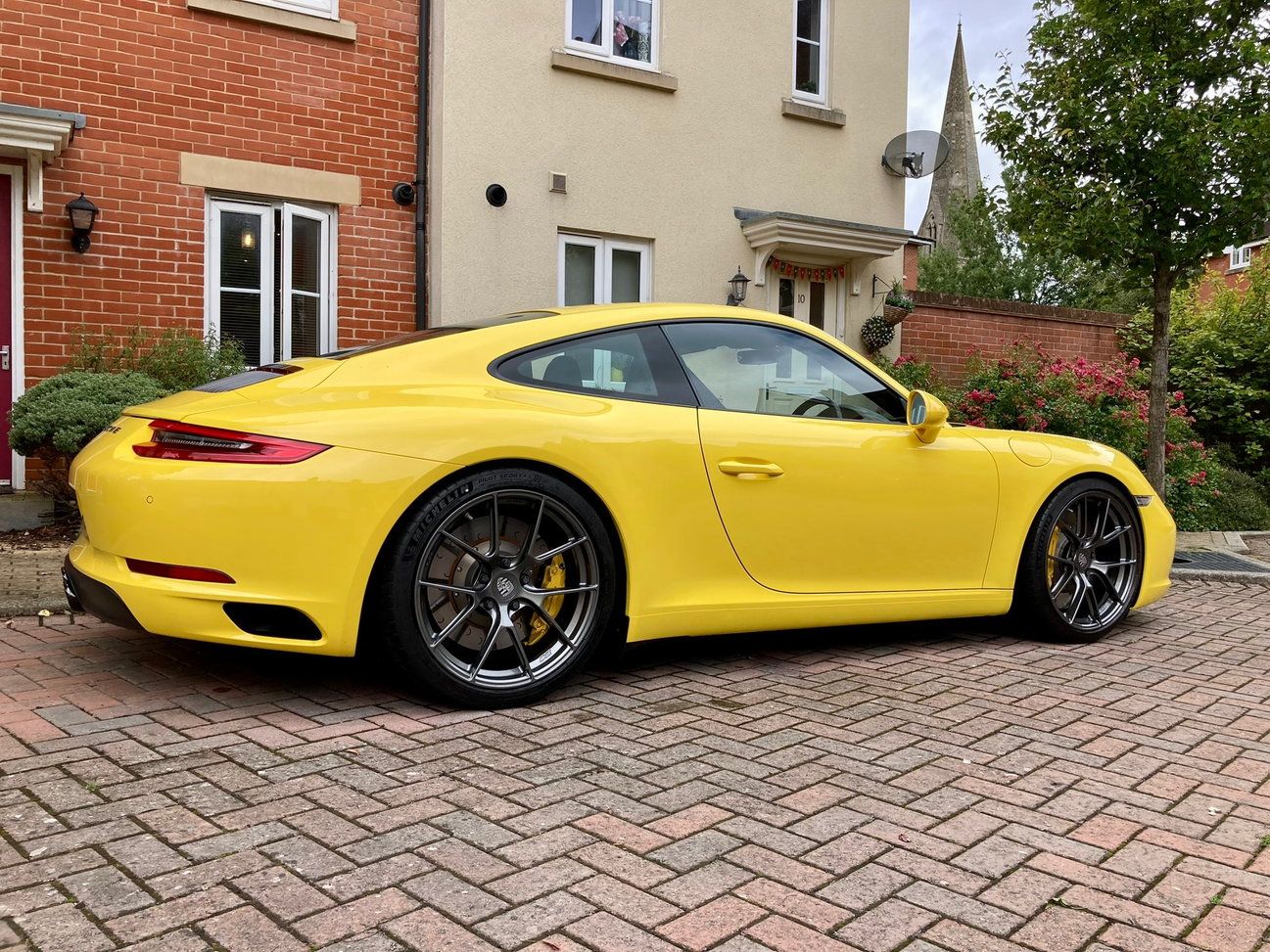 Yellow Porsche 911 991.2 Carrera T with 20" VS-5RS Apex wheels in Anthracite