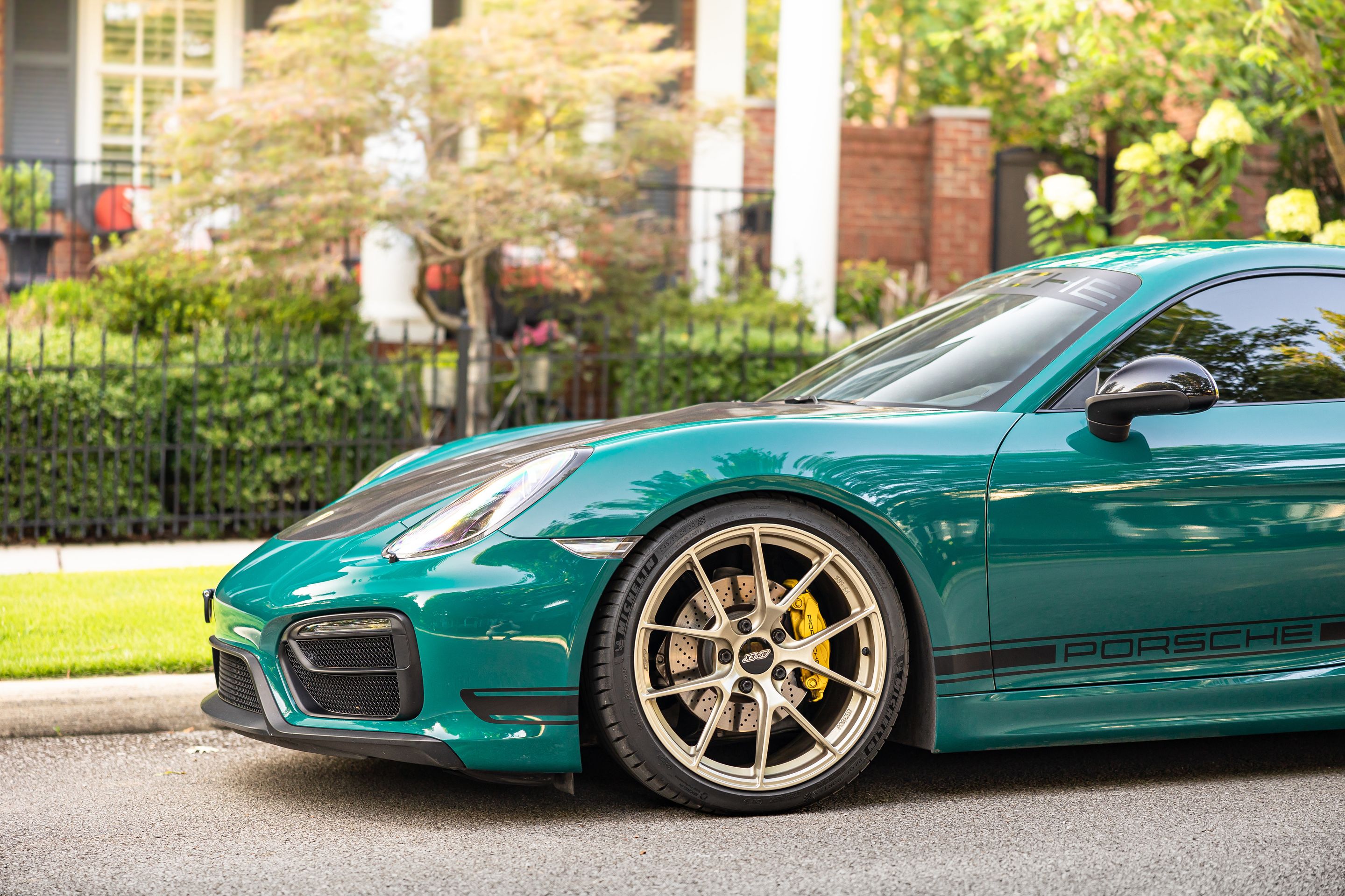 Green Porsche 981 Cayman GTS with 20" VS-5RS Apex wheels in Motorsport Gold