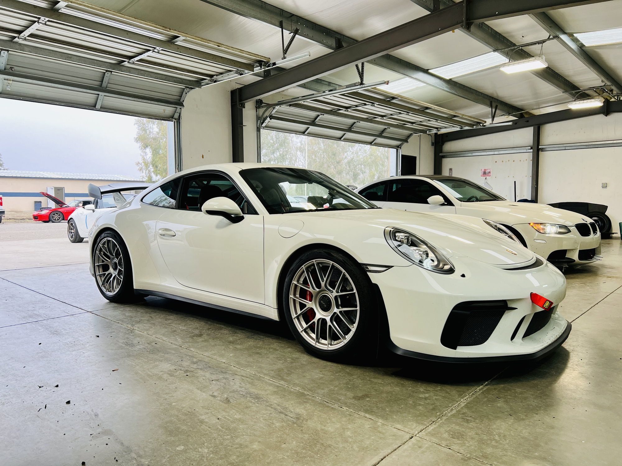 White Porsche 911 991.2 GT3 with 19" EC-7RS Apex wheels in Race Silver