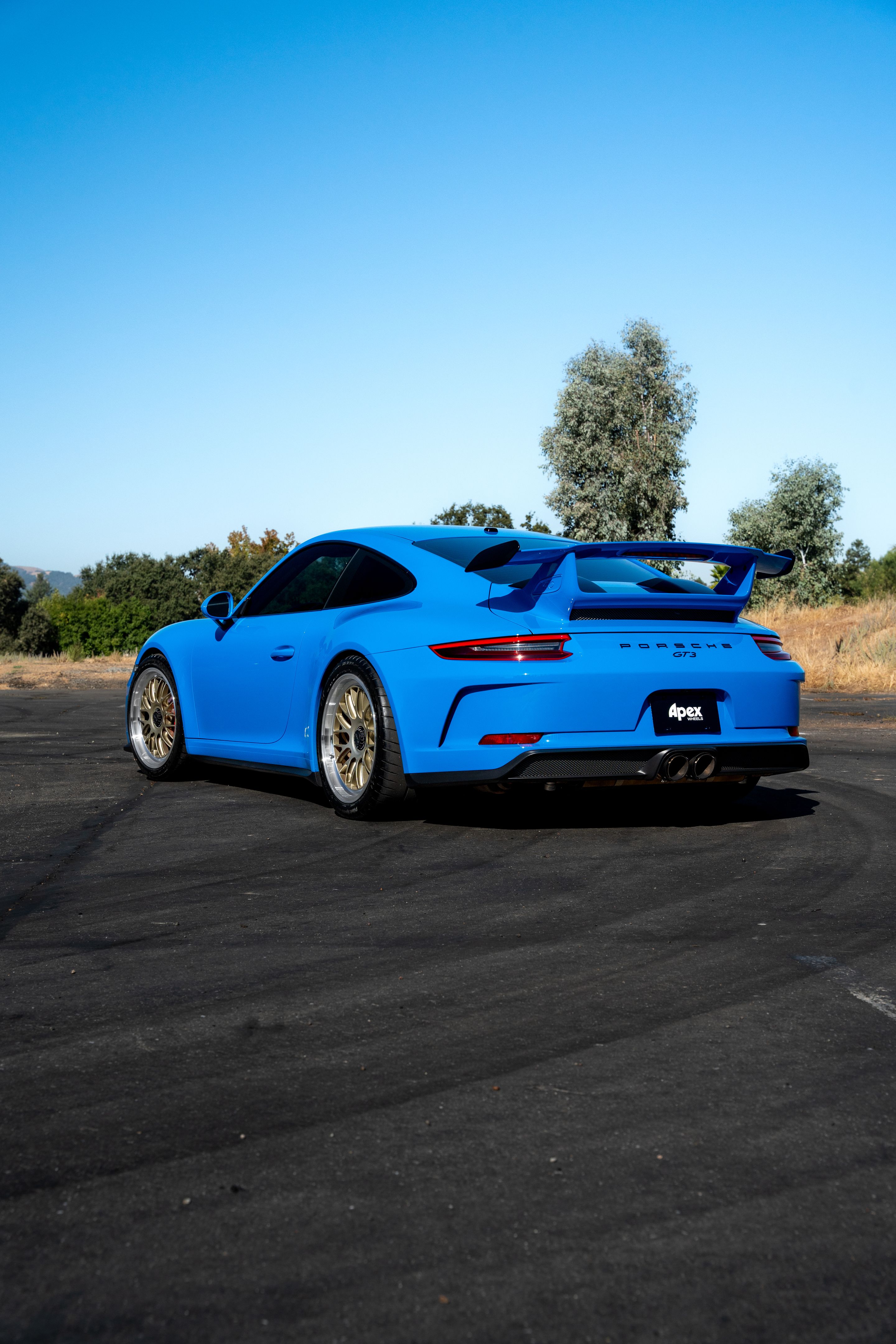 Blue Porsche 911 991.2 GT3 with 19" ML-10RT Apex wheels in Machined Lip Gloss Motorsport Gold