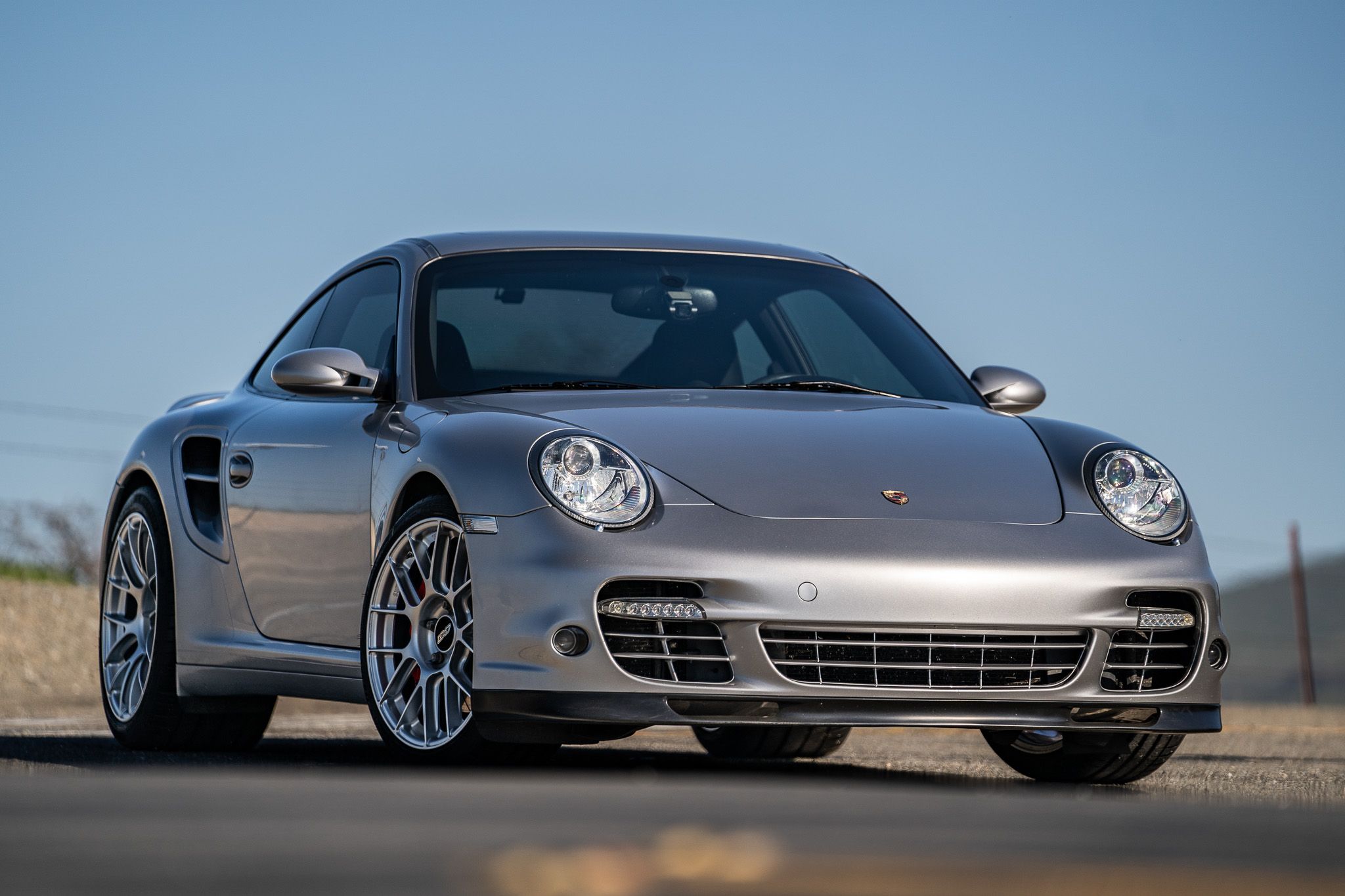 Silver Porsche 911 997 Turbo with 19" EC-7RS Apex wheels in Race Silver