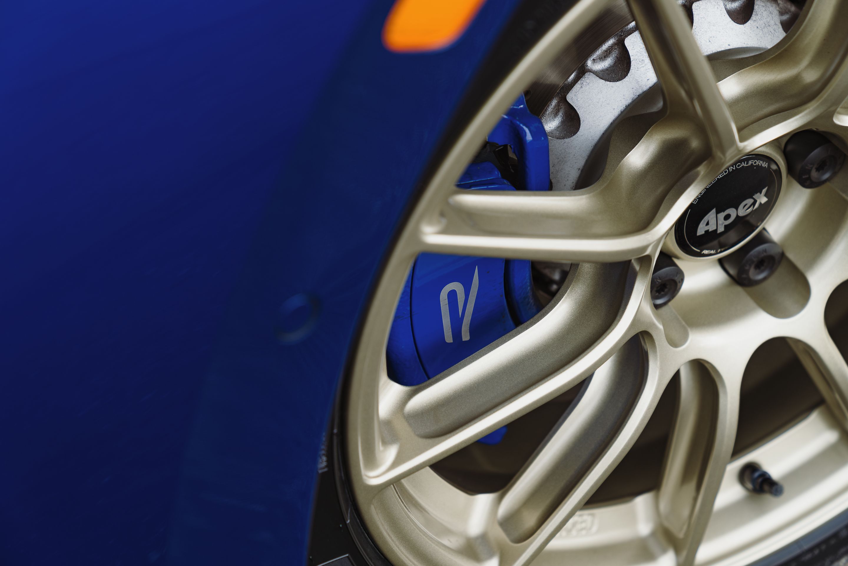 Blue VW MK8 Golf R with 18" SM-10RS Apex wheels in Motorsport Gold