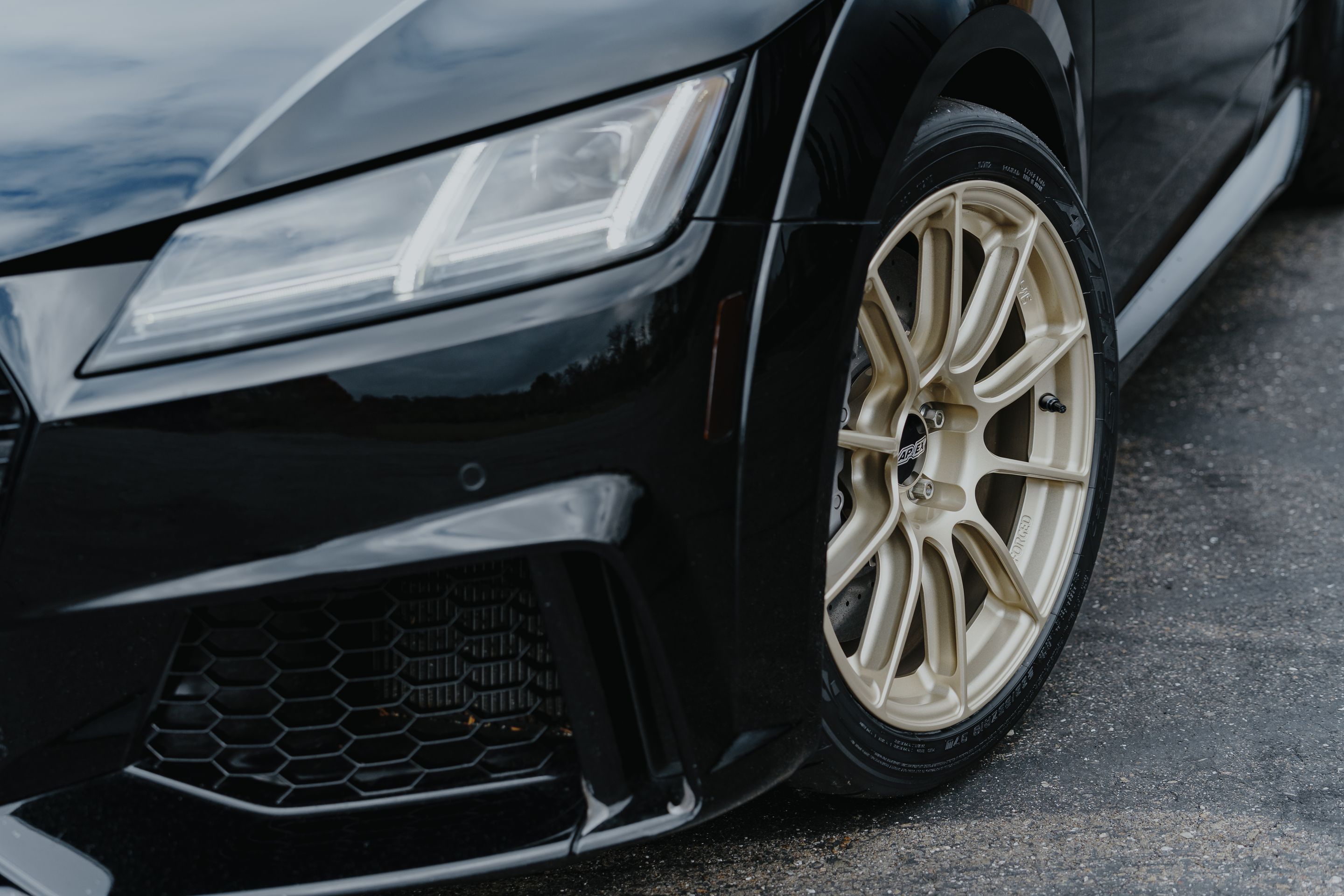 Black Audi FV/8S TT RS with 18" SM-10RS Apex wheels in Motorsport Gold