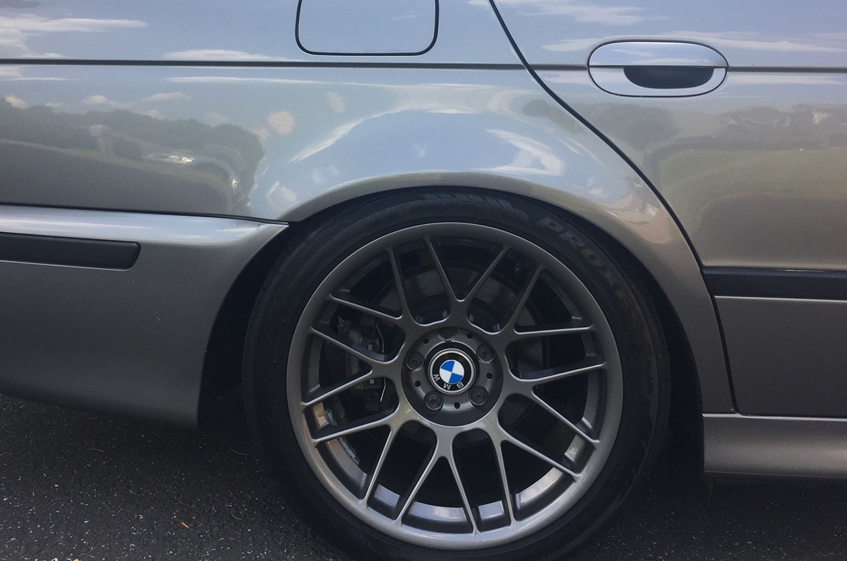 Silver BMW E39 5 Series with 18" ARC-8 Apex wheels in Anthracite