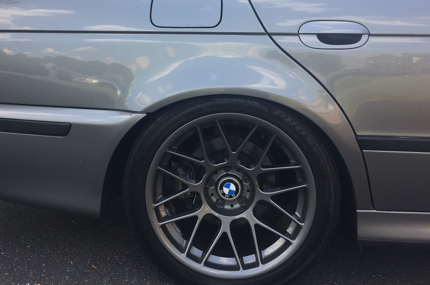 Silver BMW E39 5 Series with 18" ARC-8 Apex wheels in Anthracite