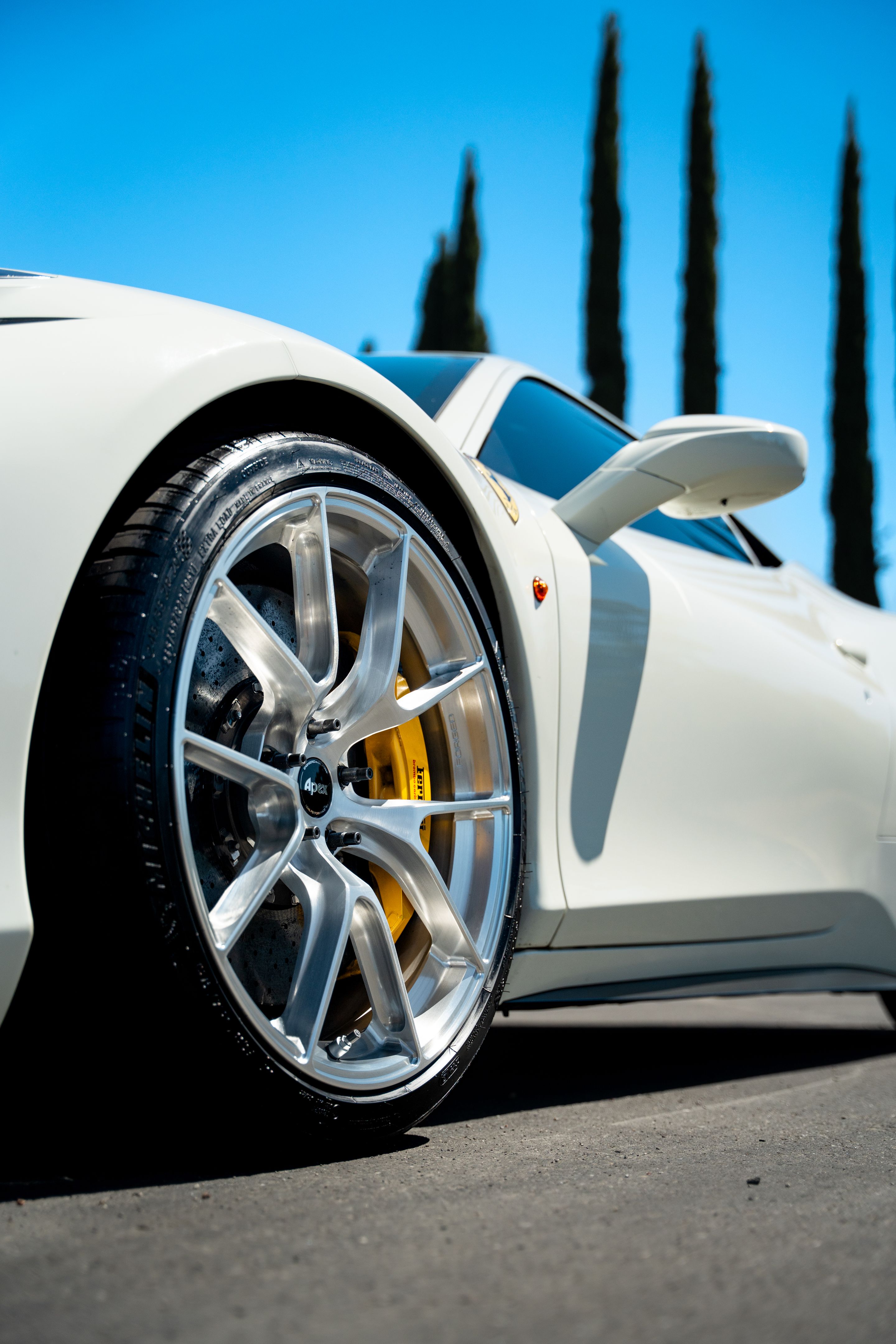 White Ferrari 458 Italia with 20" VS-5RS Apex wheels in Brushed Clear