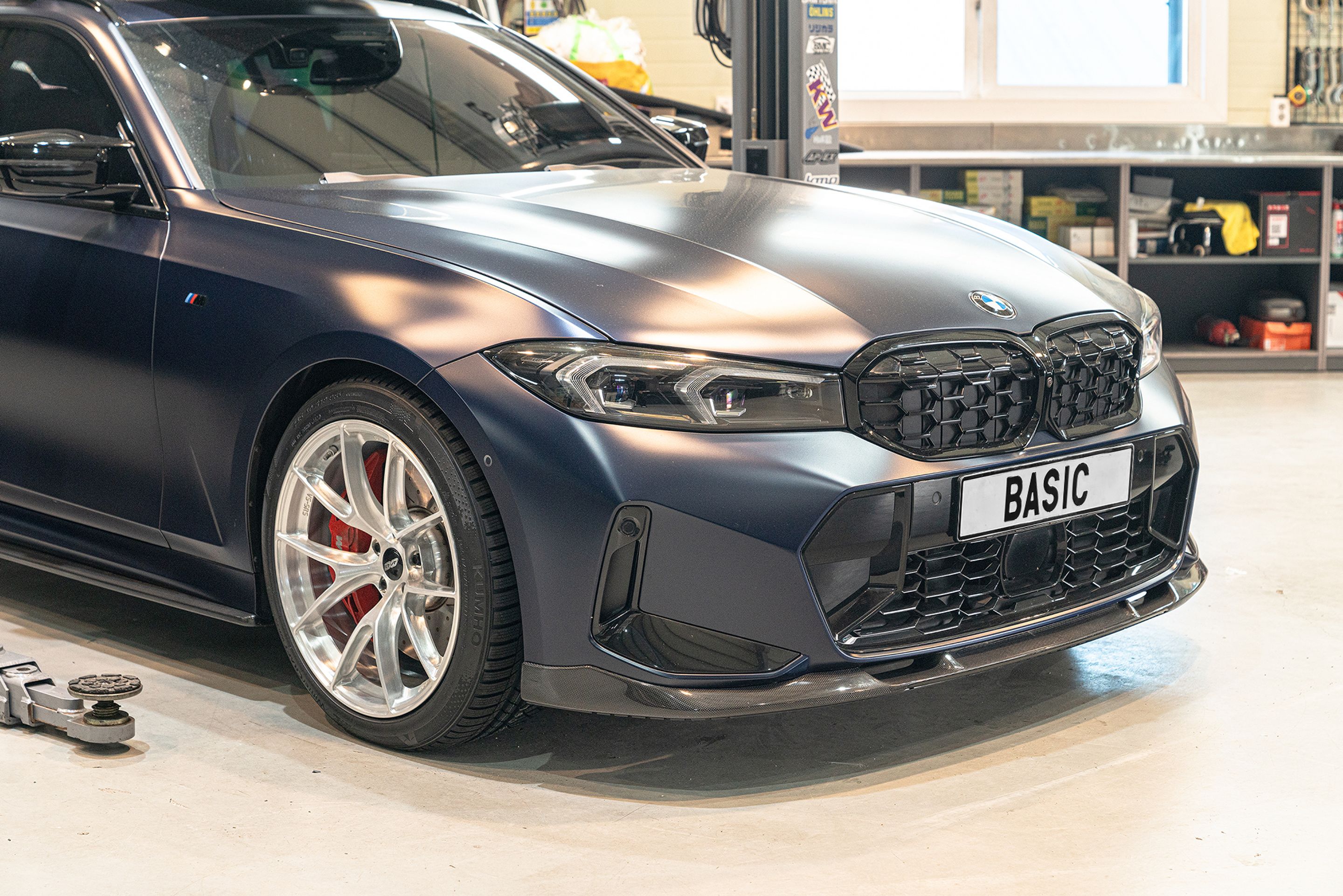 Grey BMW G21 Wagon 3 Series with 19" VS-5RS Apex wheels in Brushed Clear
