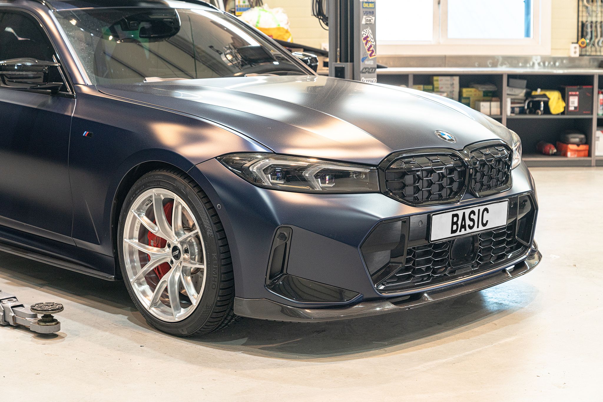 Grey BMW G21 Wagon 3 Series with 19" VS-5RS Apex wheels in Brushed Clear