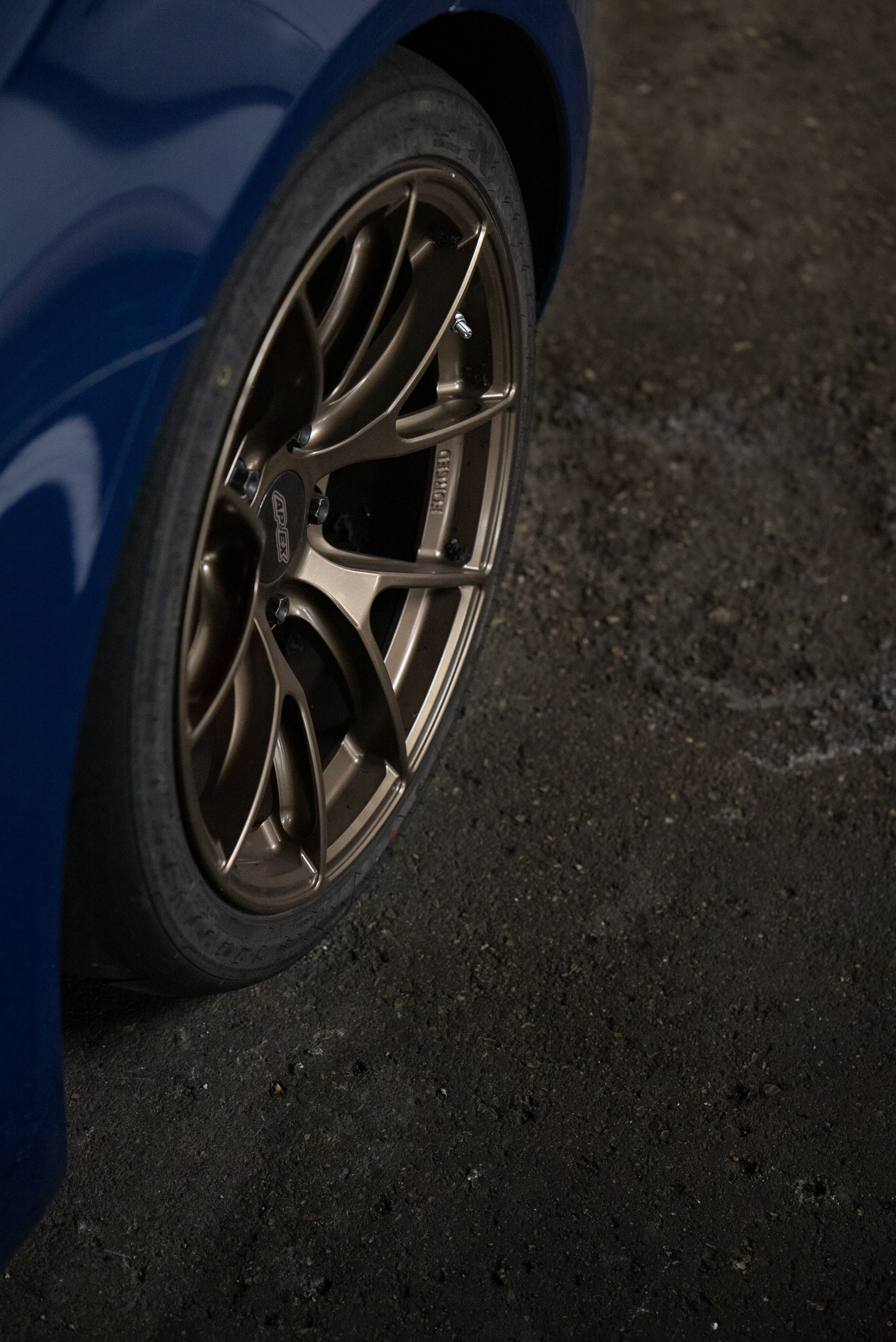 Blue Porsche 981 Cayman GTS with 18" VS-5RS Apex wheels in Satin Bronze