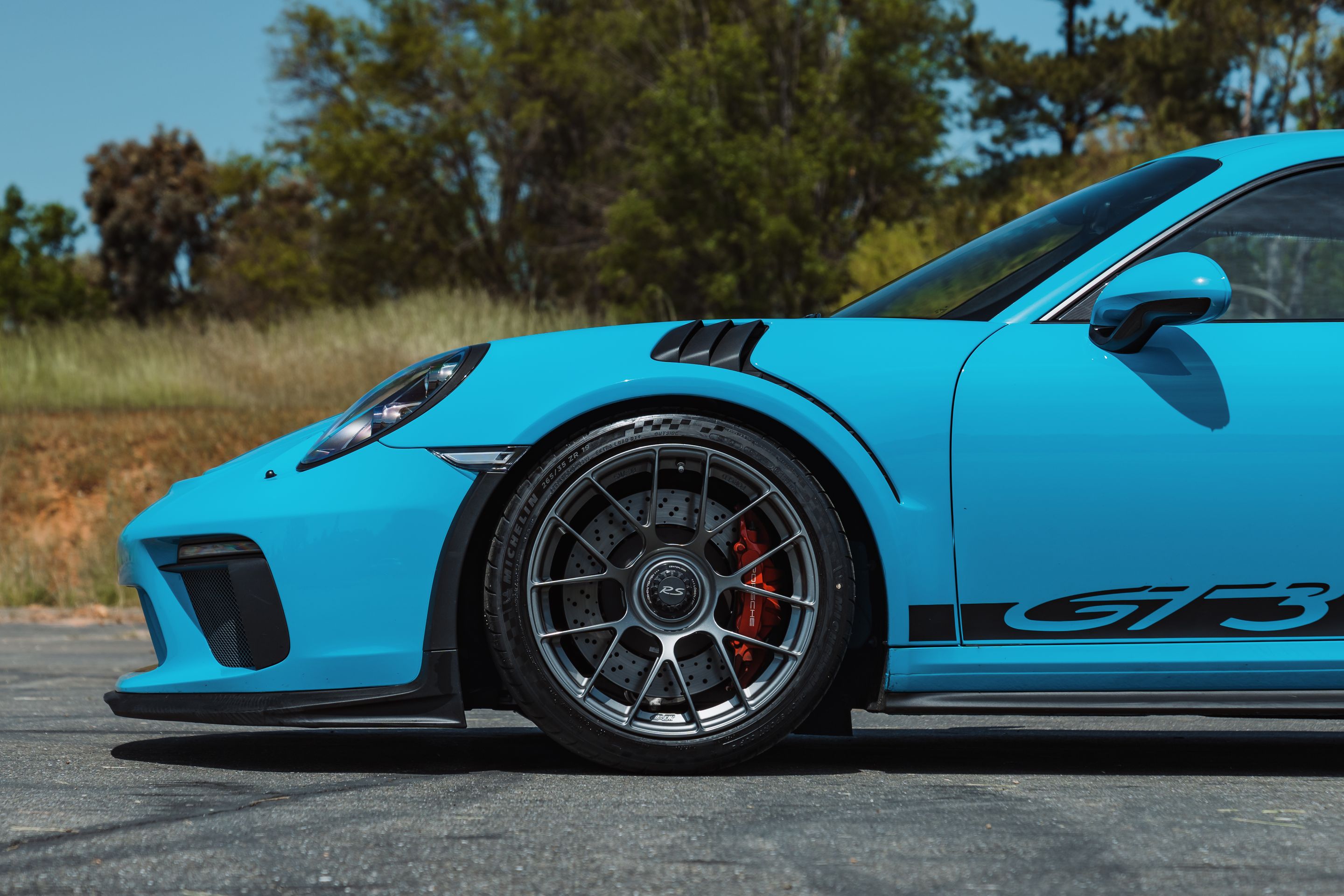 Blue Porsche 911 991.2 GT3 RS with 19" EC-7RS Apex wheels in Anthracite