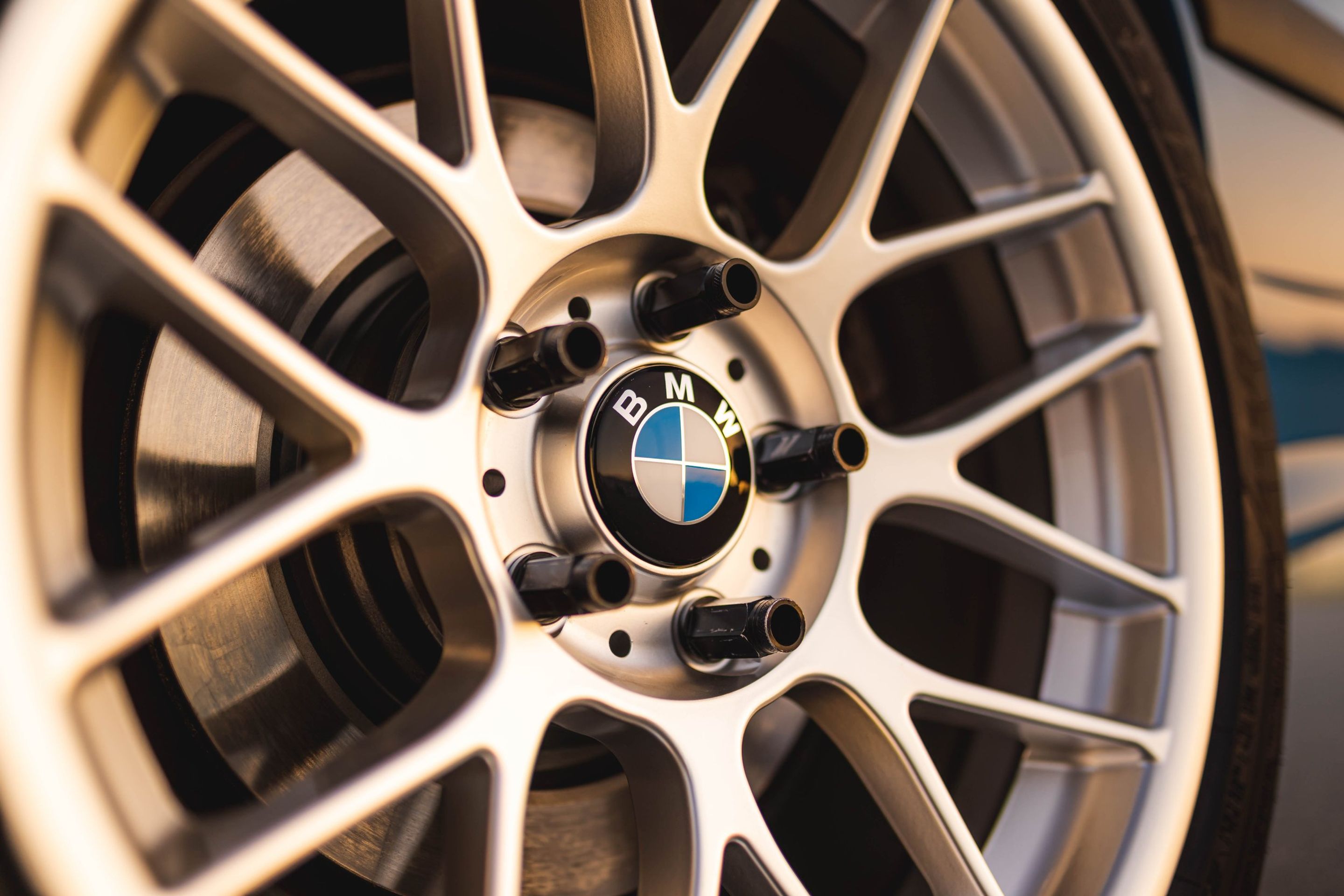 Blue BMW E36 M3 with 17" ARC-8 Apex wheels in Hyper Silver